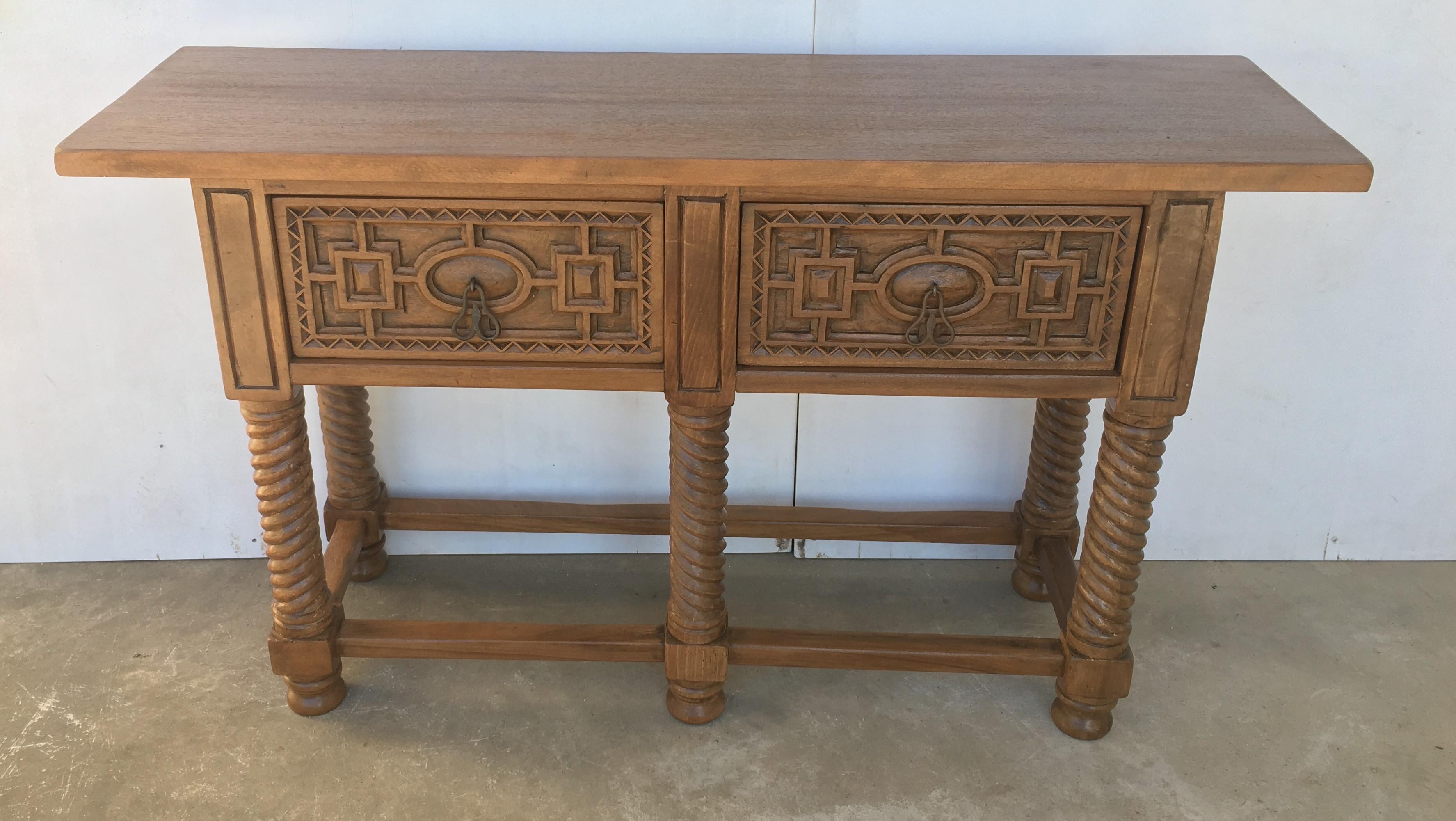 Early 19th Century Carved Walnut Wood Catalan Spanish Console Table im Zustand „Gut“ in Miami, FL