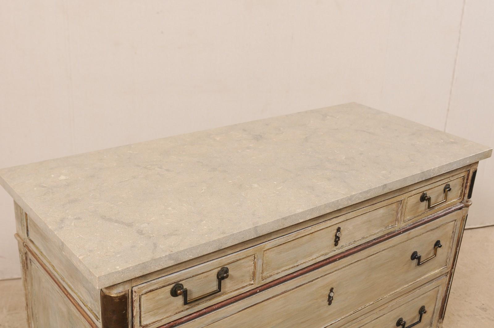 Frühes 19. Jh. Französische neoklassizistische Kommode mit versteinerter Kalksteinplatte (19. Jahrhundert)