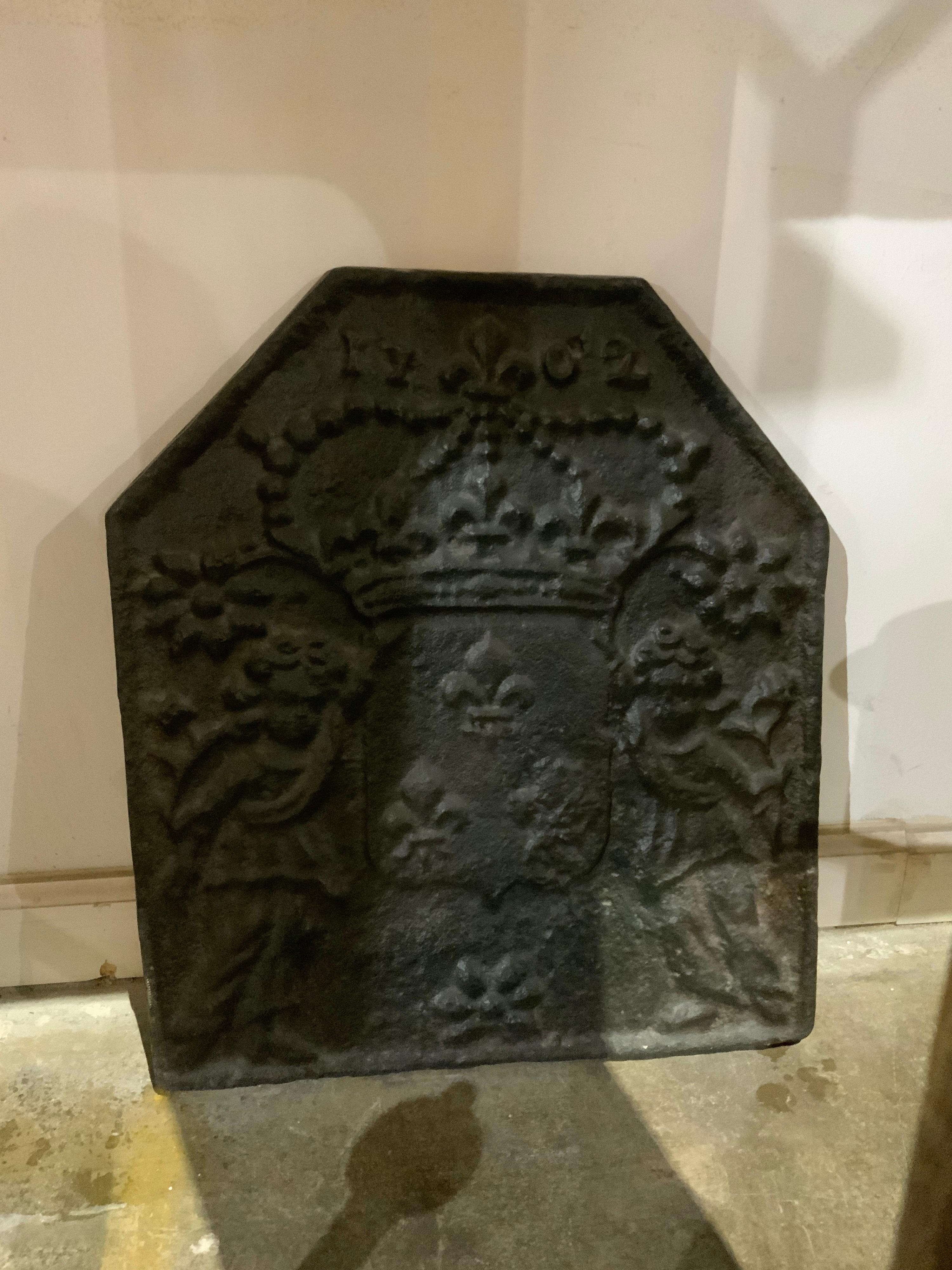 Cette plaque de cheminée en fonte est originaire de France, vers 1800.
 