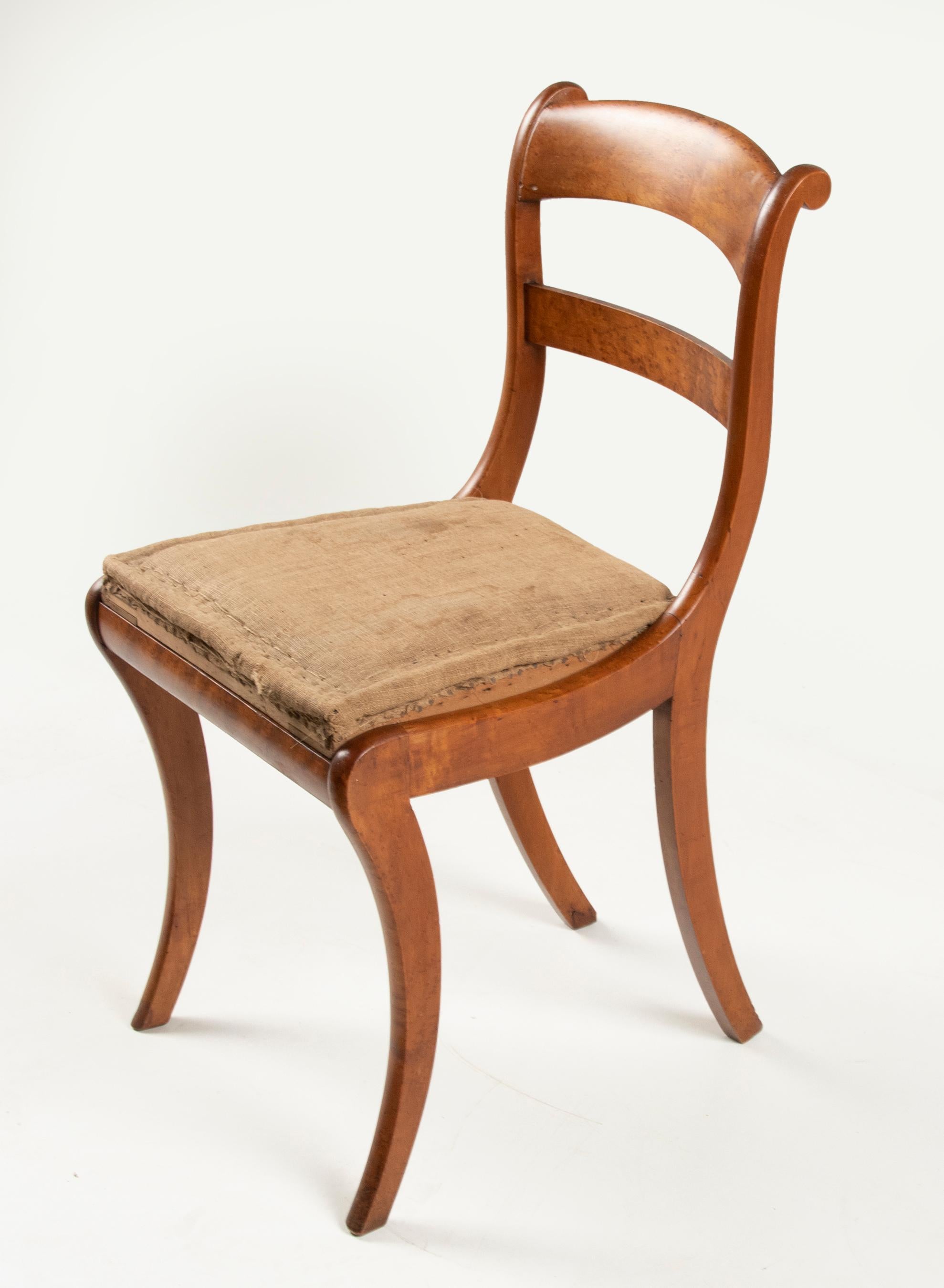 Early 19th Century Charles X Birds-Eye Maple Wood Dining Chairs In Good Condition For Sale In Casteren, Noord-Brabant