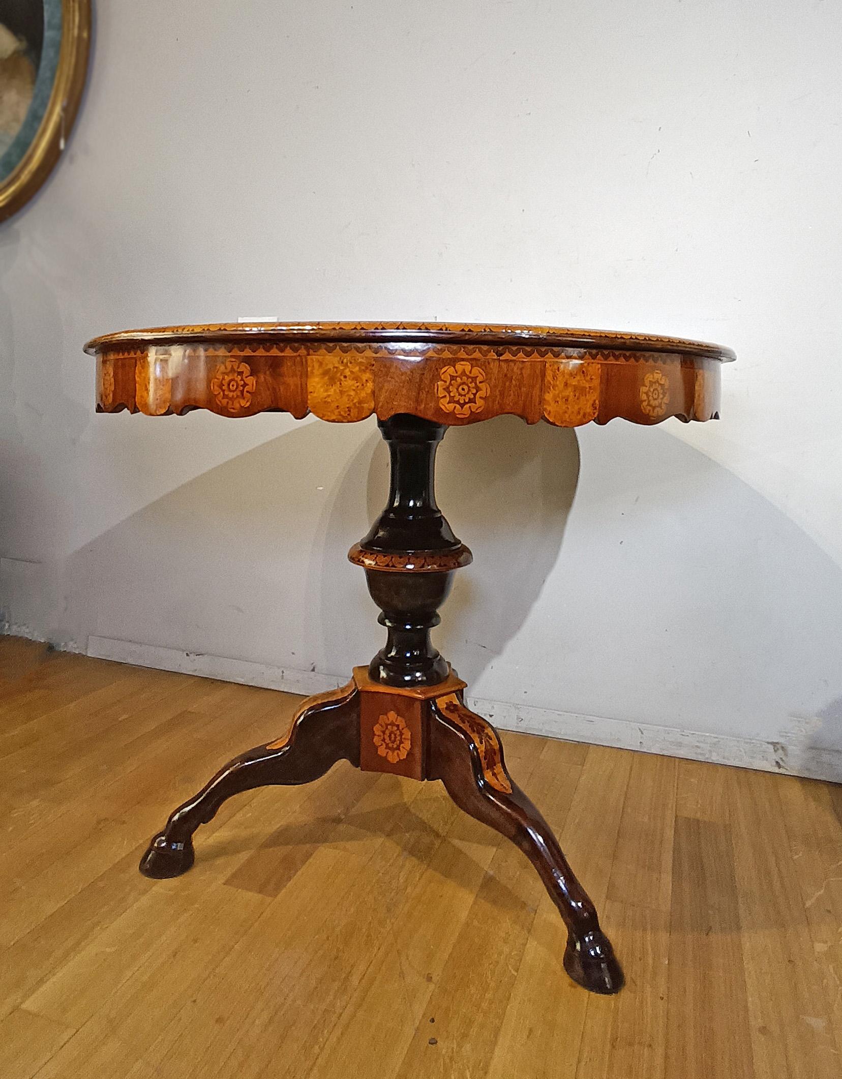 EARLY 19th CENTURY CHARLES X CENTER TABLE WITH INLAYS in vendita 3