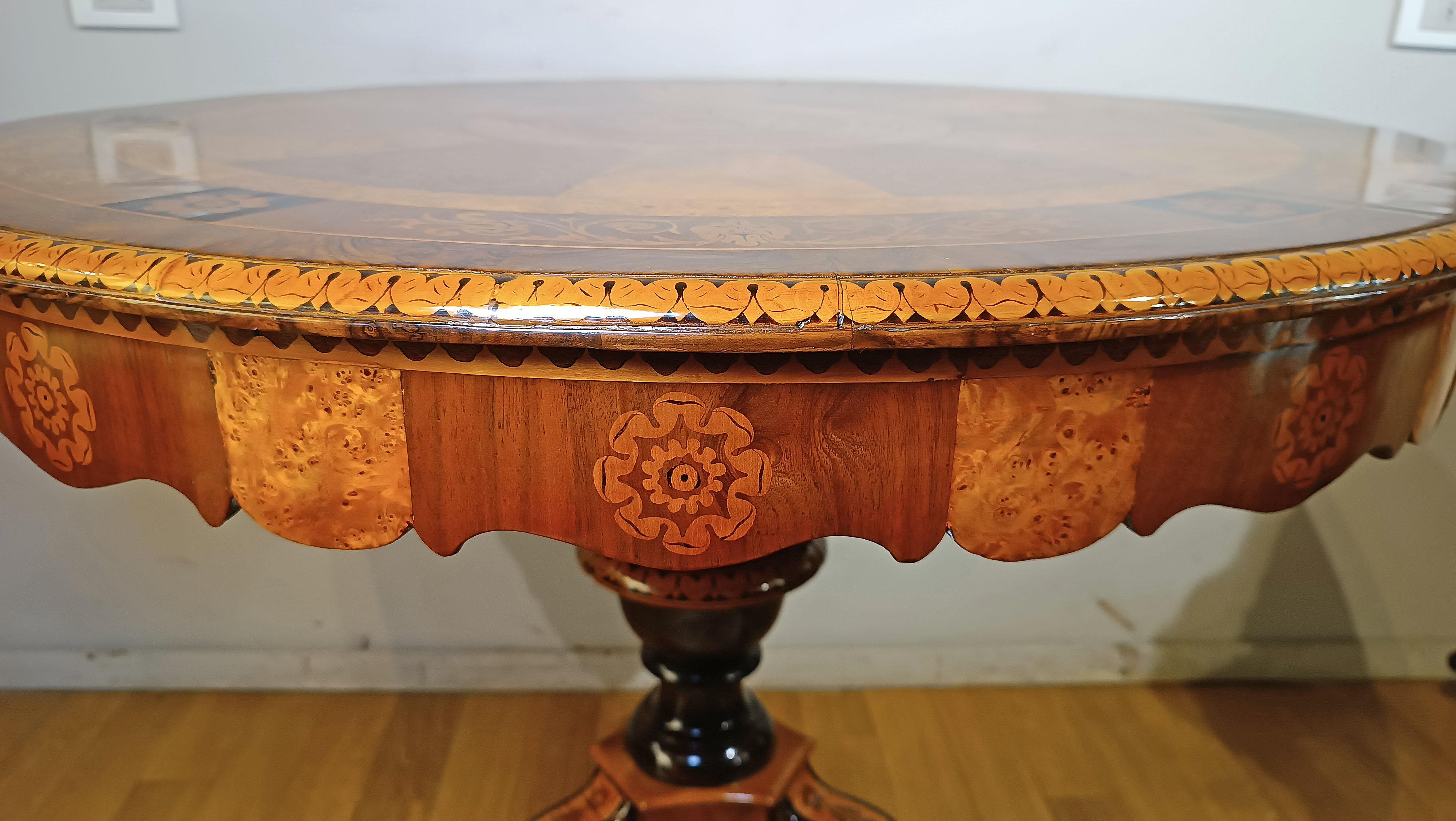 EARLY 19th CENTURY CHARLES X CENTER TABLE WITH INLAYS in vendita 4
