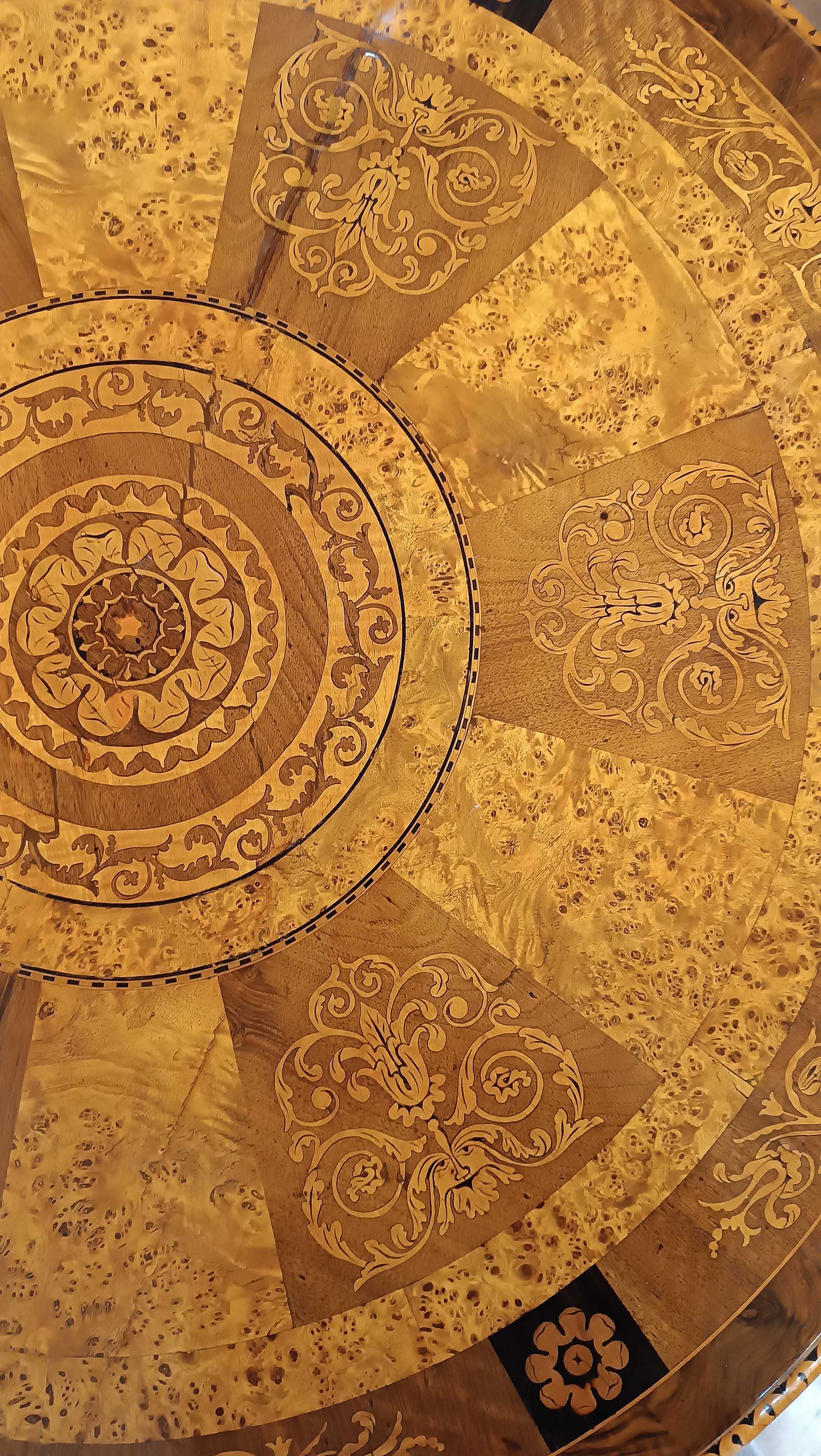 EARLY 19th CENTURY CHARLES X CENTER TABLE WITH INLAYS in vendita 5