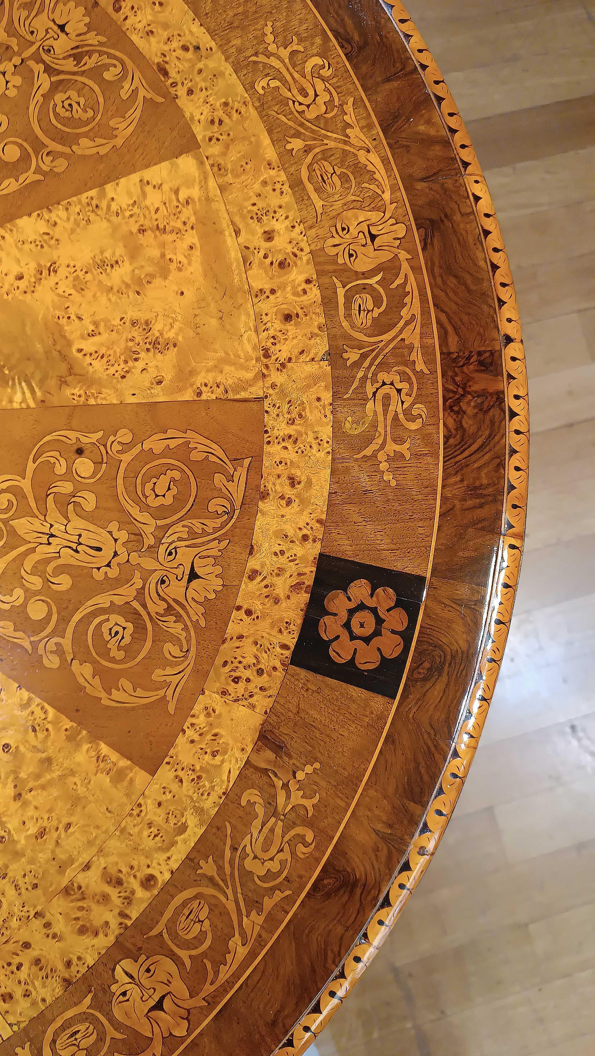 EARLY 19th CENTURY CHARLES X CENTER TABLE WITH INLAYS in vendita 6