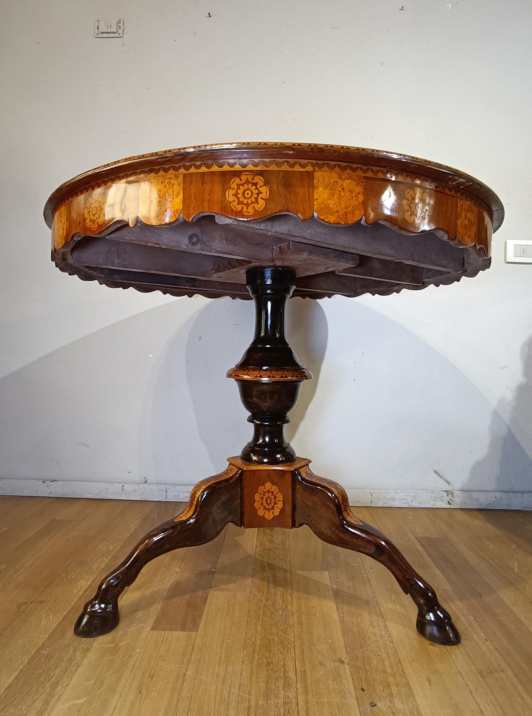 Carlo X EARLY 19th CENTURY CHARLES X CENTER TABLE WITH INLAYS in vendita