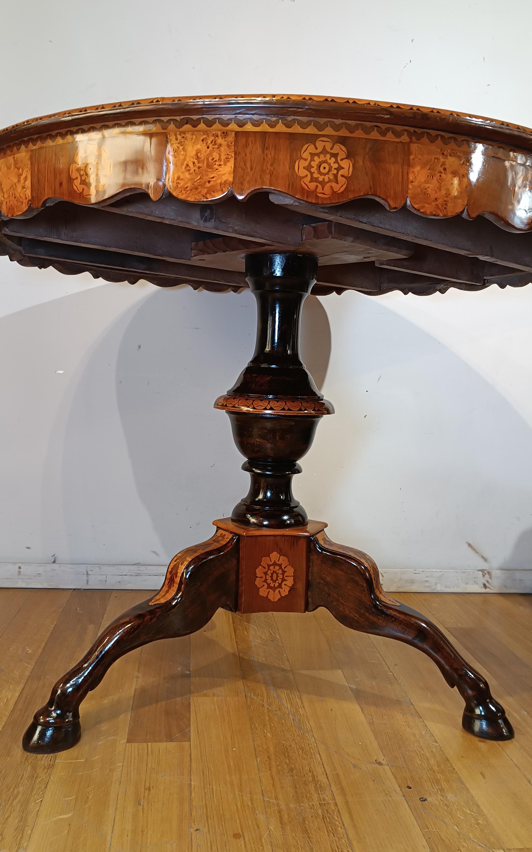 Italian EARLY 19th CENTURY CHARLES X CENTER TABLE WITH INLAYS in vendita