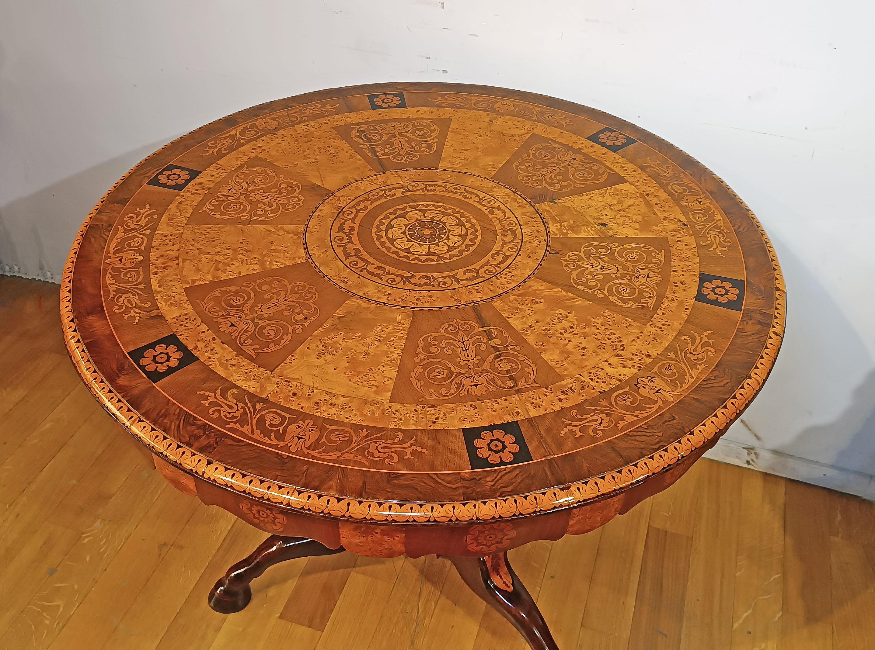 Legno di alberi da frutto EARLY 19th CENTURY CHARLES X CENTER TABLE WITH INLAYS in vendita