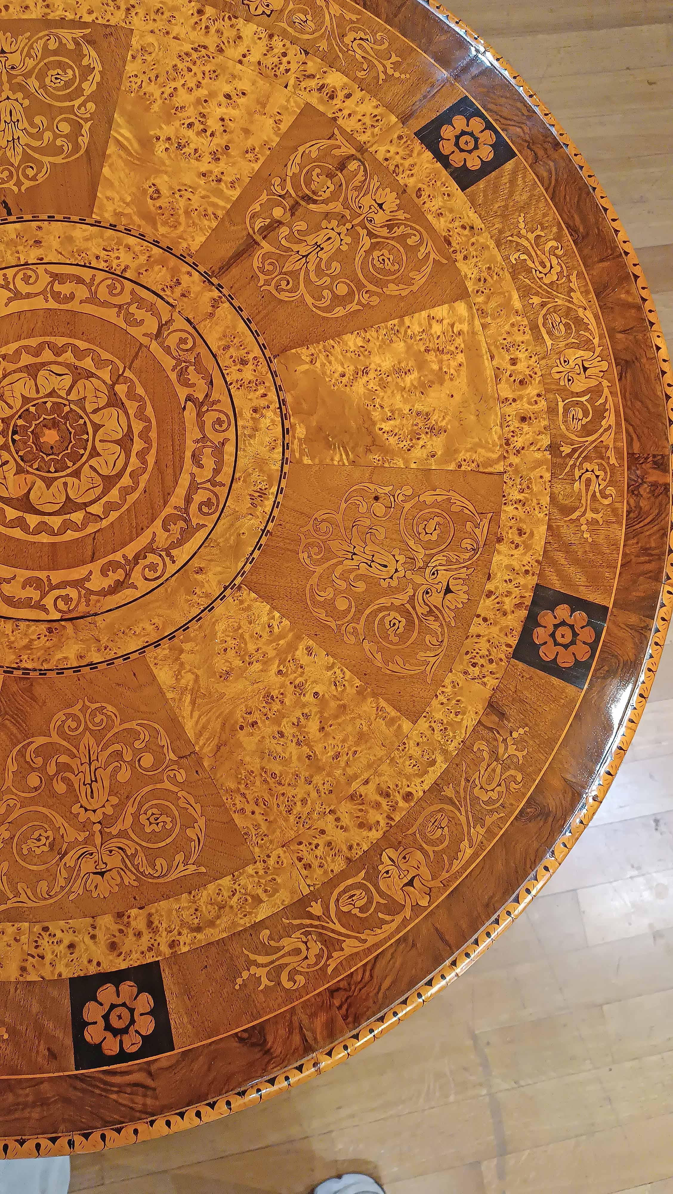 EARLY 19th CENTURY CHARLES X CENTER TABLE WITH INLAYS in vendita 1