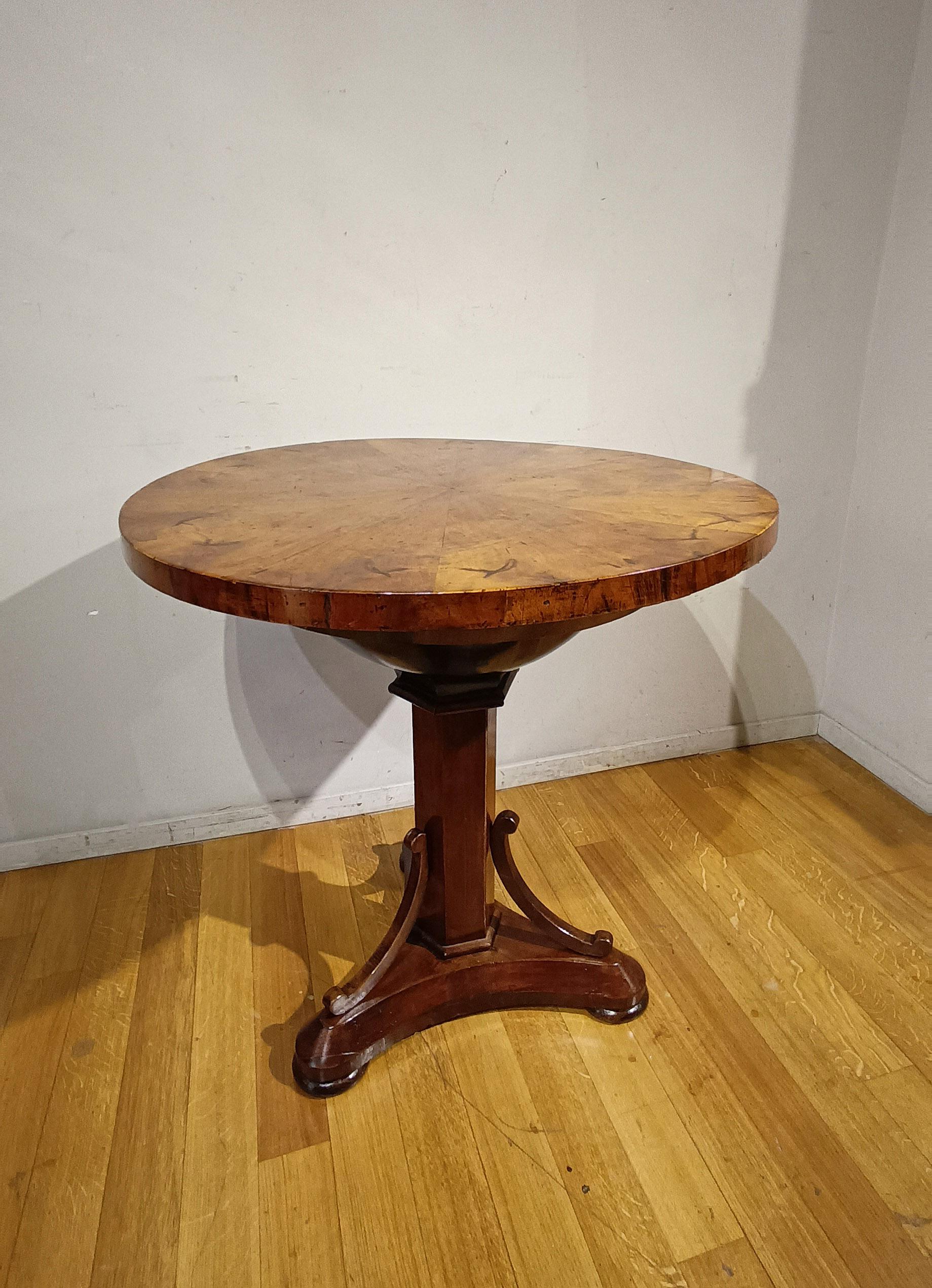 Charles X TABLE À CAFÉ CHARLES X DU DÉBUT DU 19e SIÈCLE EN NOYER en vente
