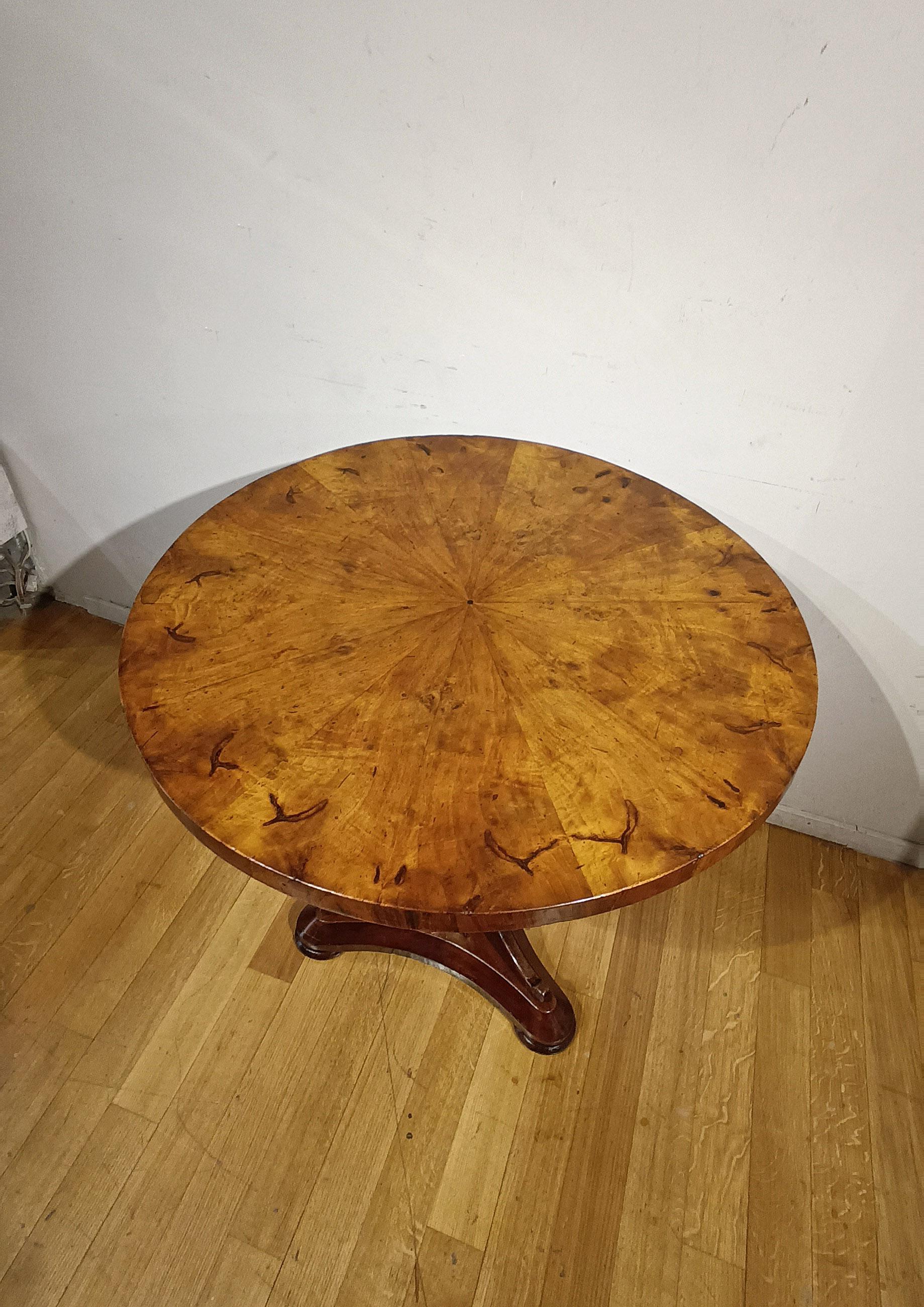 Italian TABLE À CAFÉ CHARLES X DU DÉBUT DU 19e SIÈCLE EN NOYER en vente