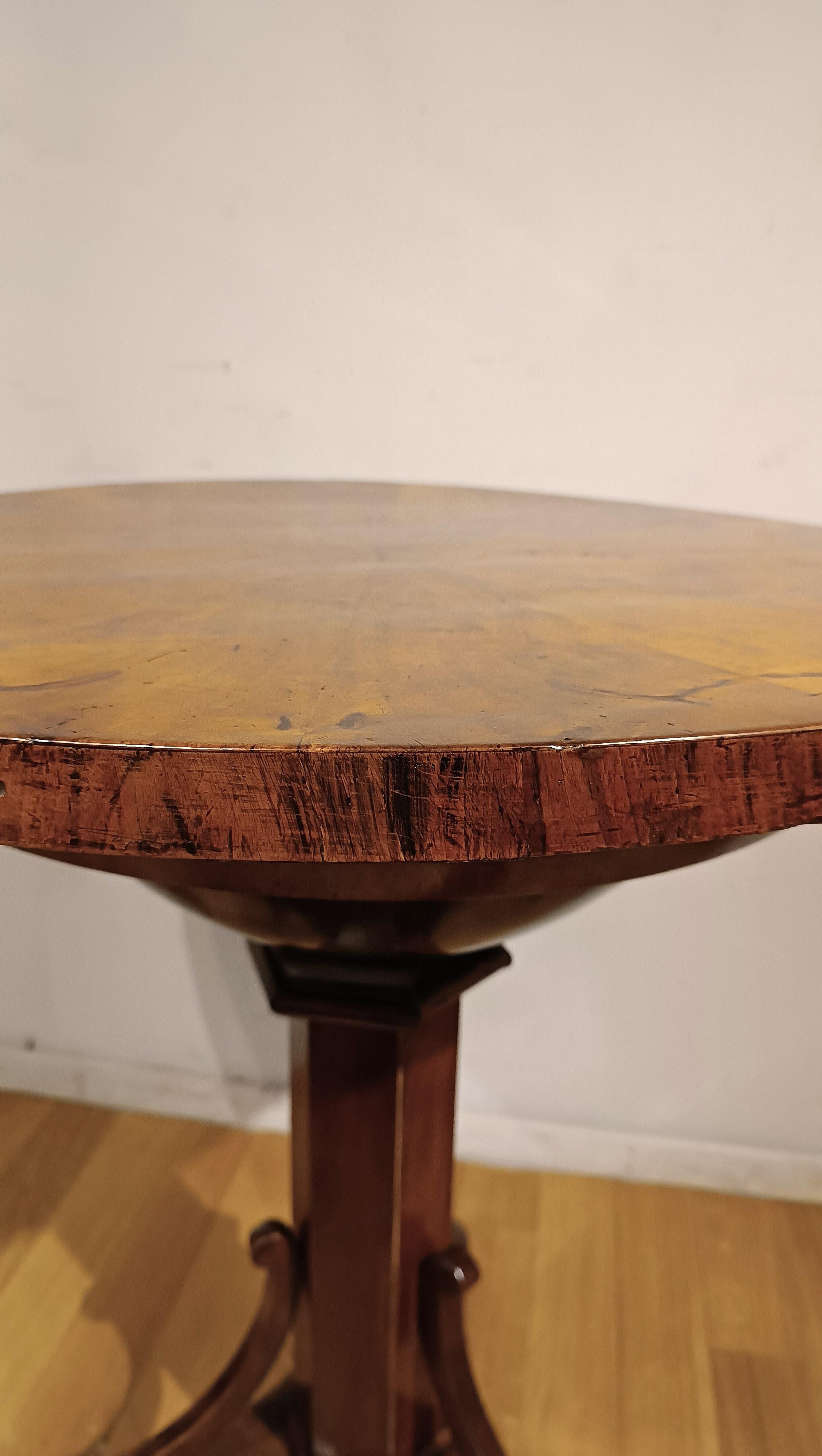 Sculpté à la main TABLE À CAFÉ CHARLES X DU DÉBUT DU 19e SIÈCLE EN NOYER en vente