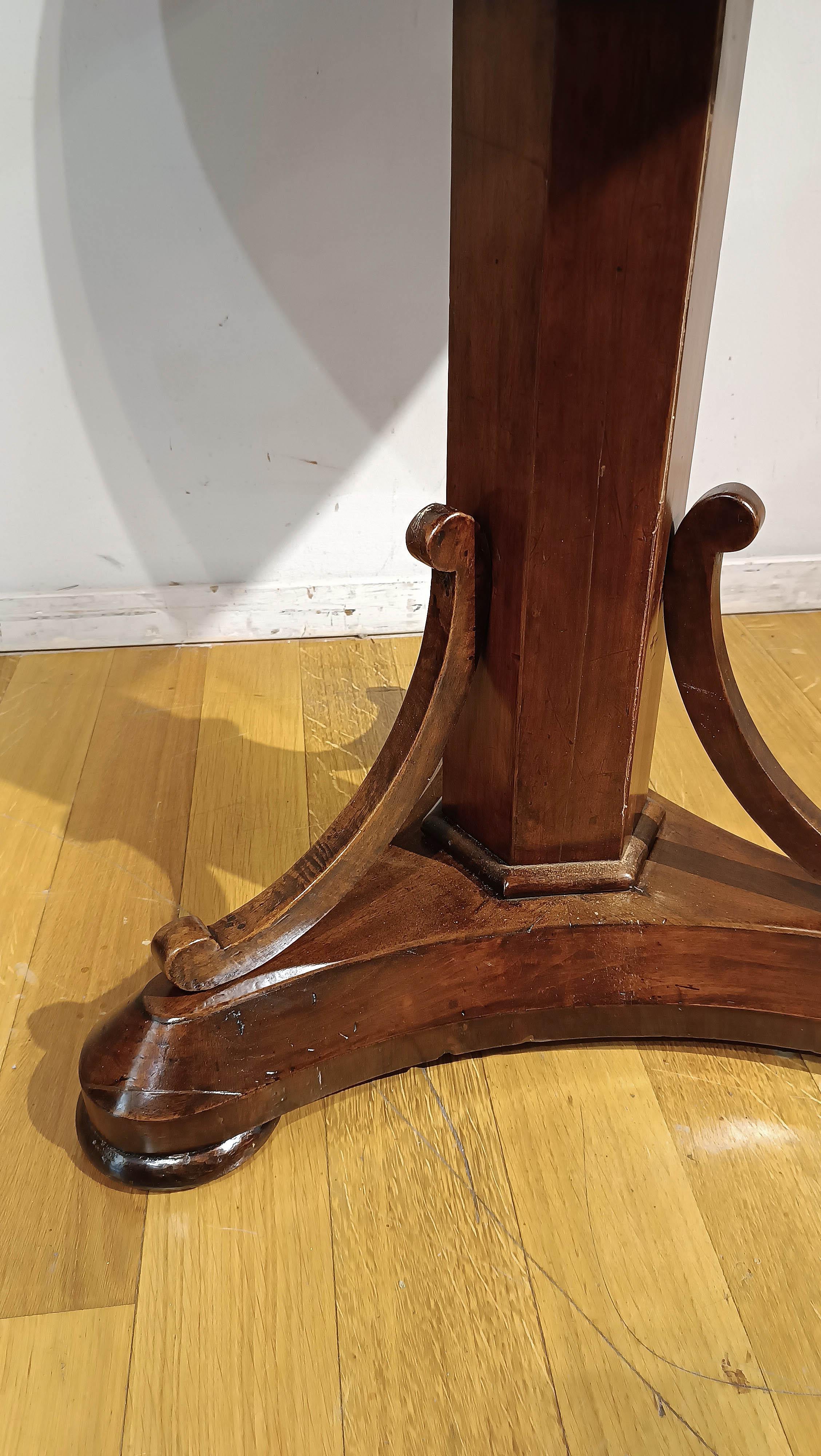 TABLE À CAFÉ CHARLES X DU DÉBUT DU 19e SIÈCLE EN NOYER Bon état - En vente à Firenze, FI