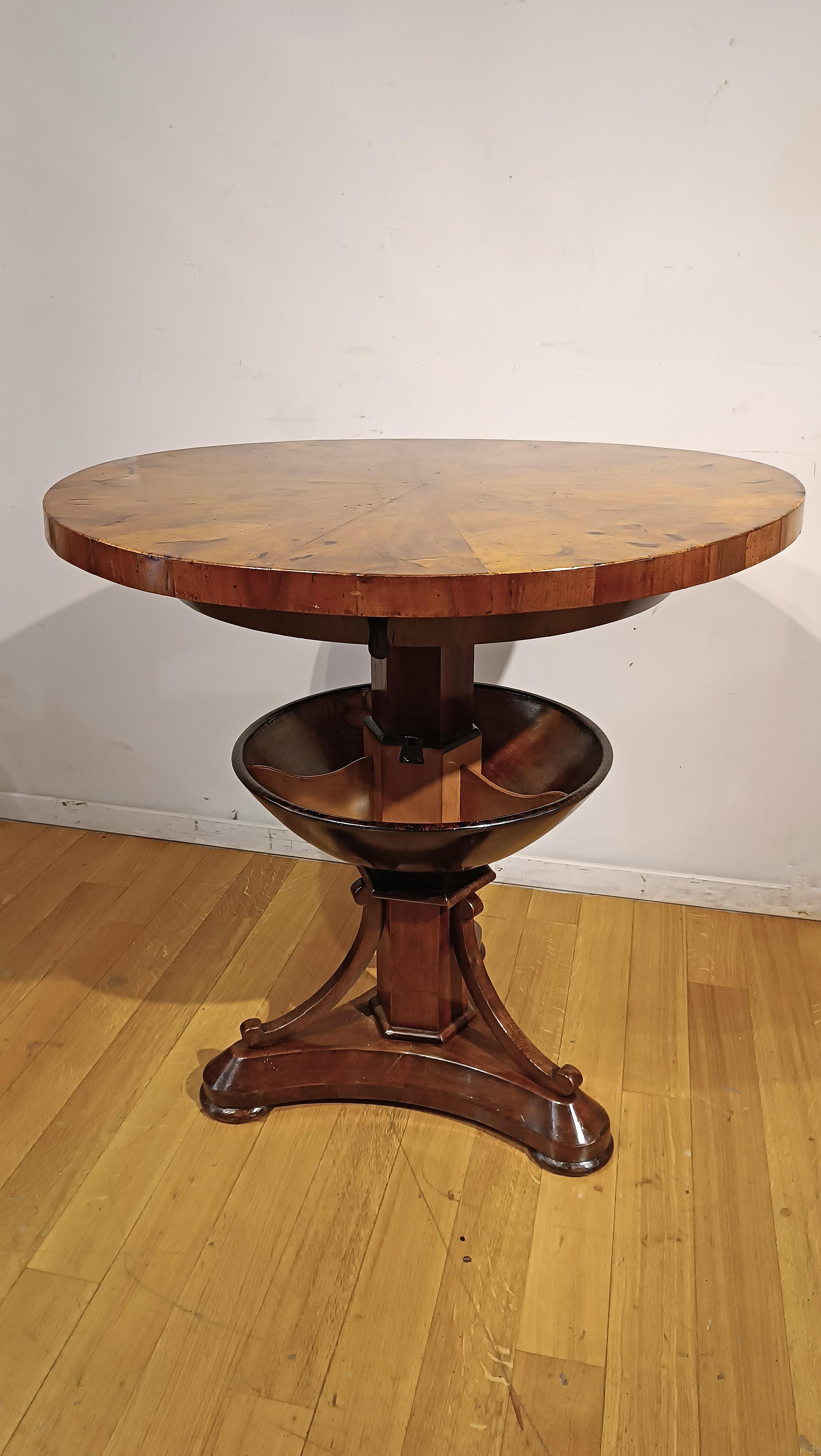 19th Century TABLE À CAFÉ CHARLES X DU DÉBUT DU 19e SIÈCLE EN NOYER en vente