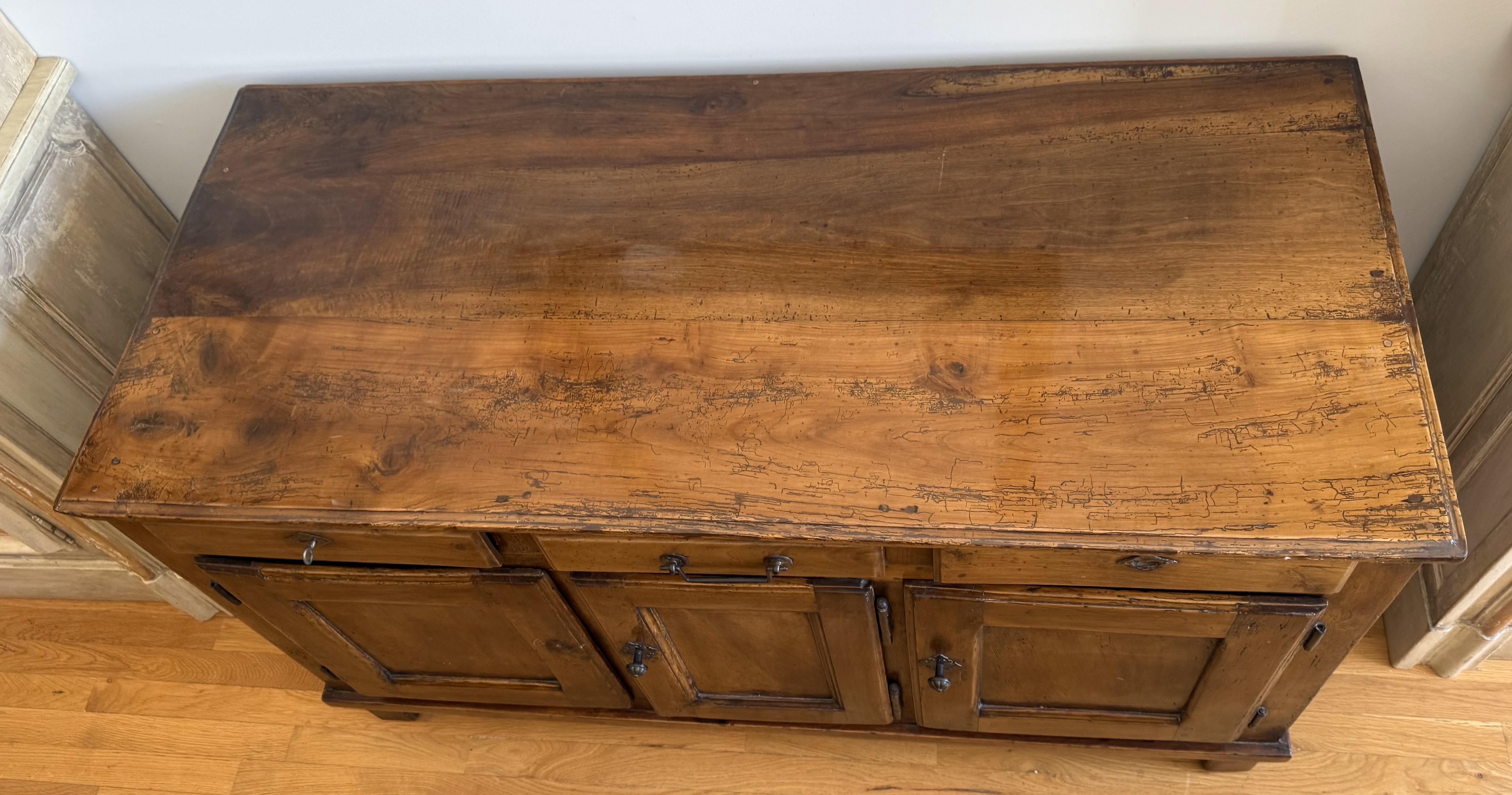 Frühes 19. Jahrhundert Charles X Französisch Provincial Kirsche Wood Enfilade (Charles X.) im Angebot