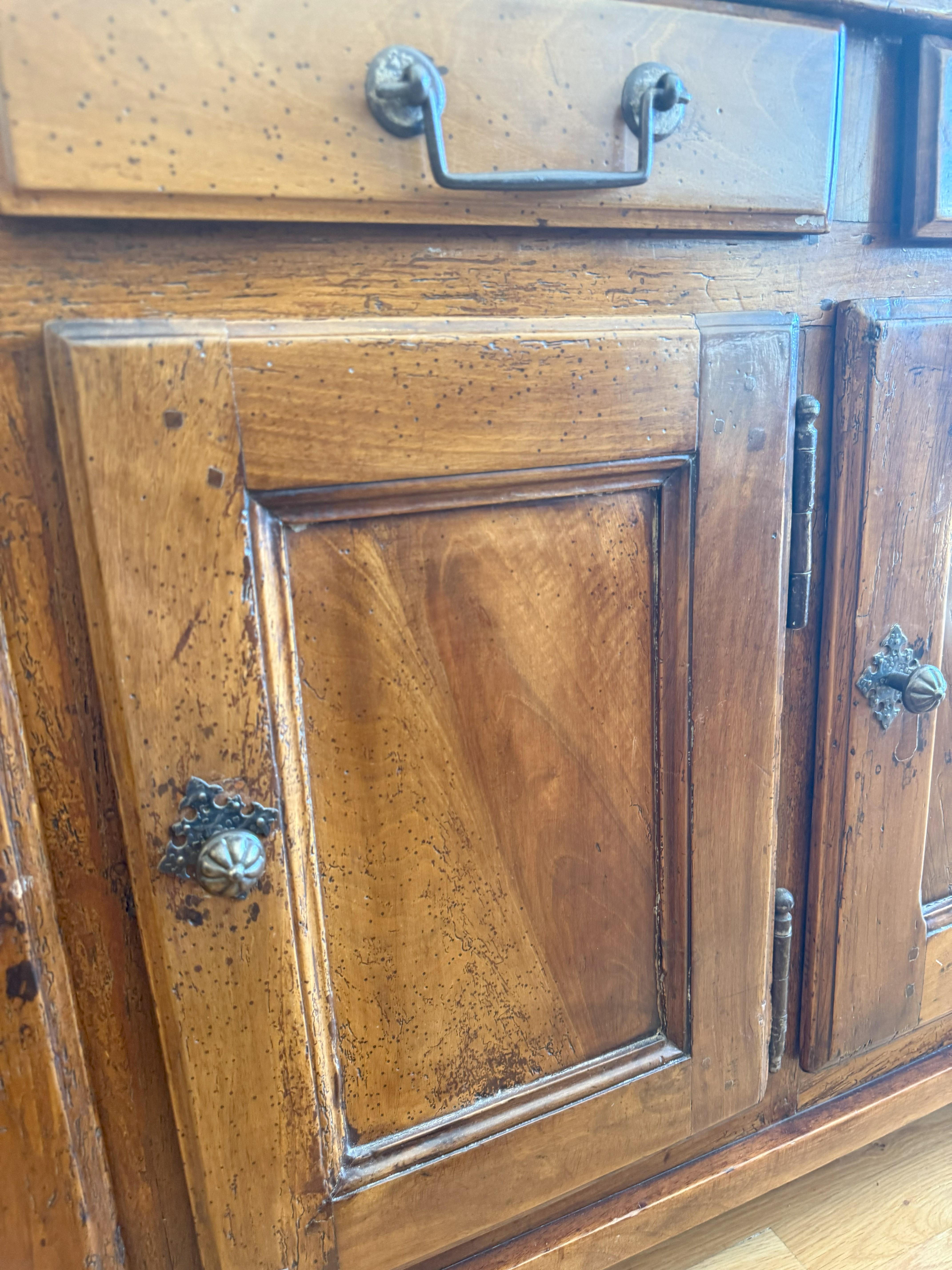 Frühes 19. Jahrhundert Charles X Französisch Provincial Kirsche Wood Enfilade im Zustand „Gut“ im Angebot in Middleburg, VA