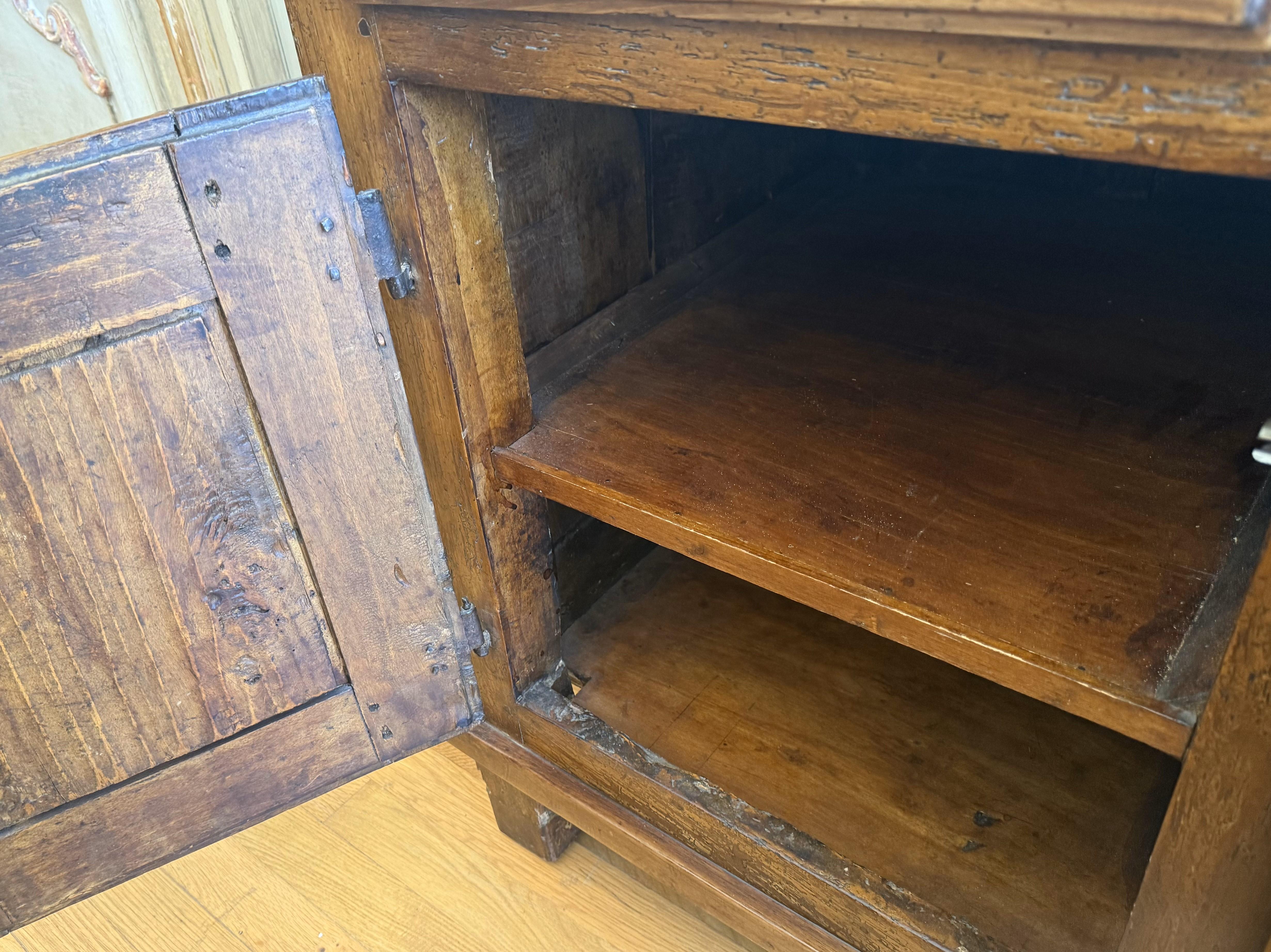 Frühes 19. Jahrhundert Charles X Französisch Provincial Kirsche Wood Enfilade im Angebot 1