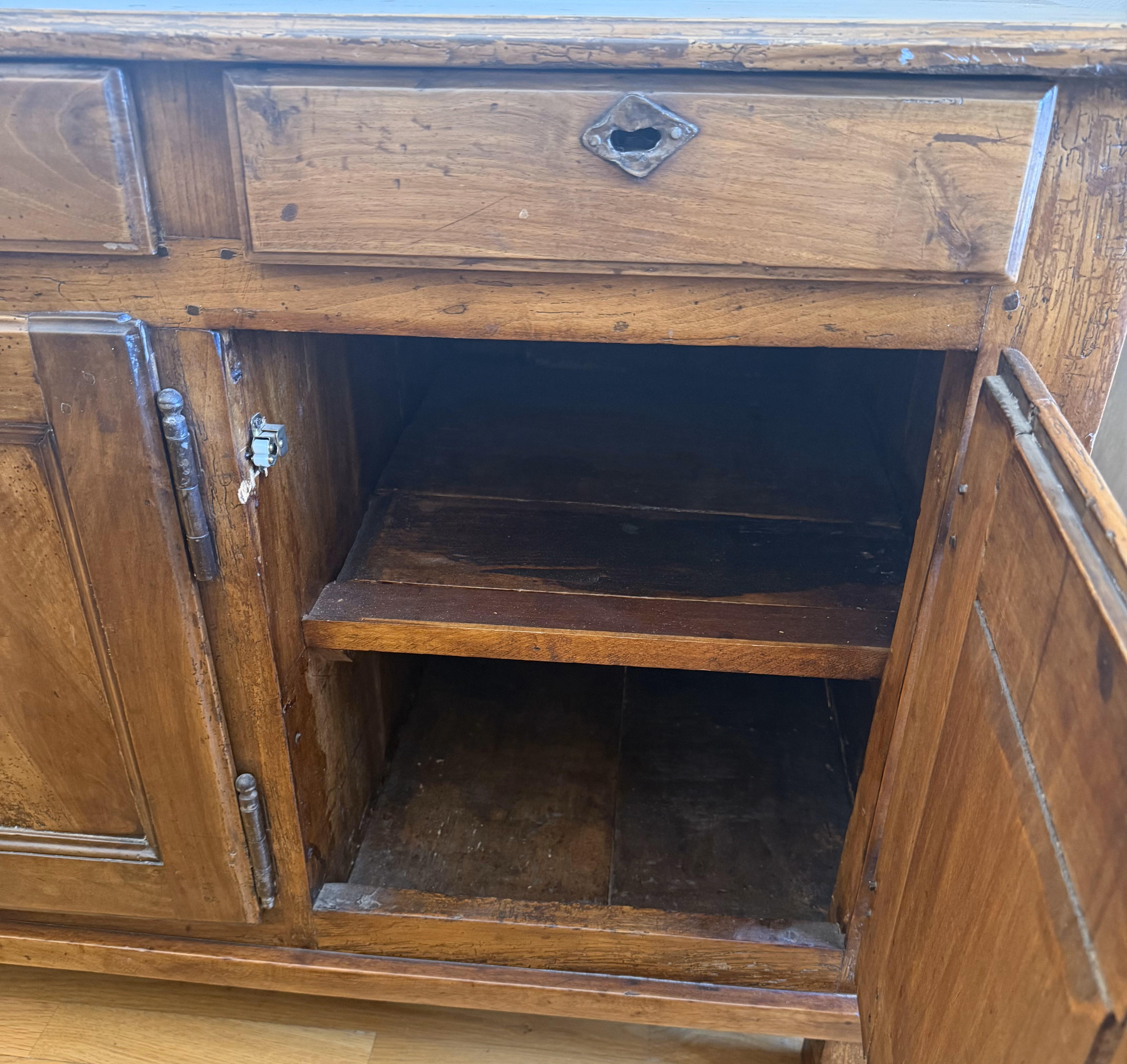 Frühes 19. Jahrhundert Charles X Französisch Provincial Kirsche Wood Enfilade im Angebot 2