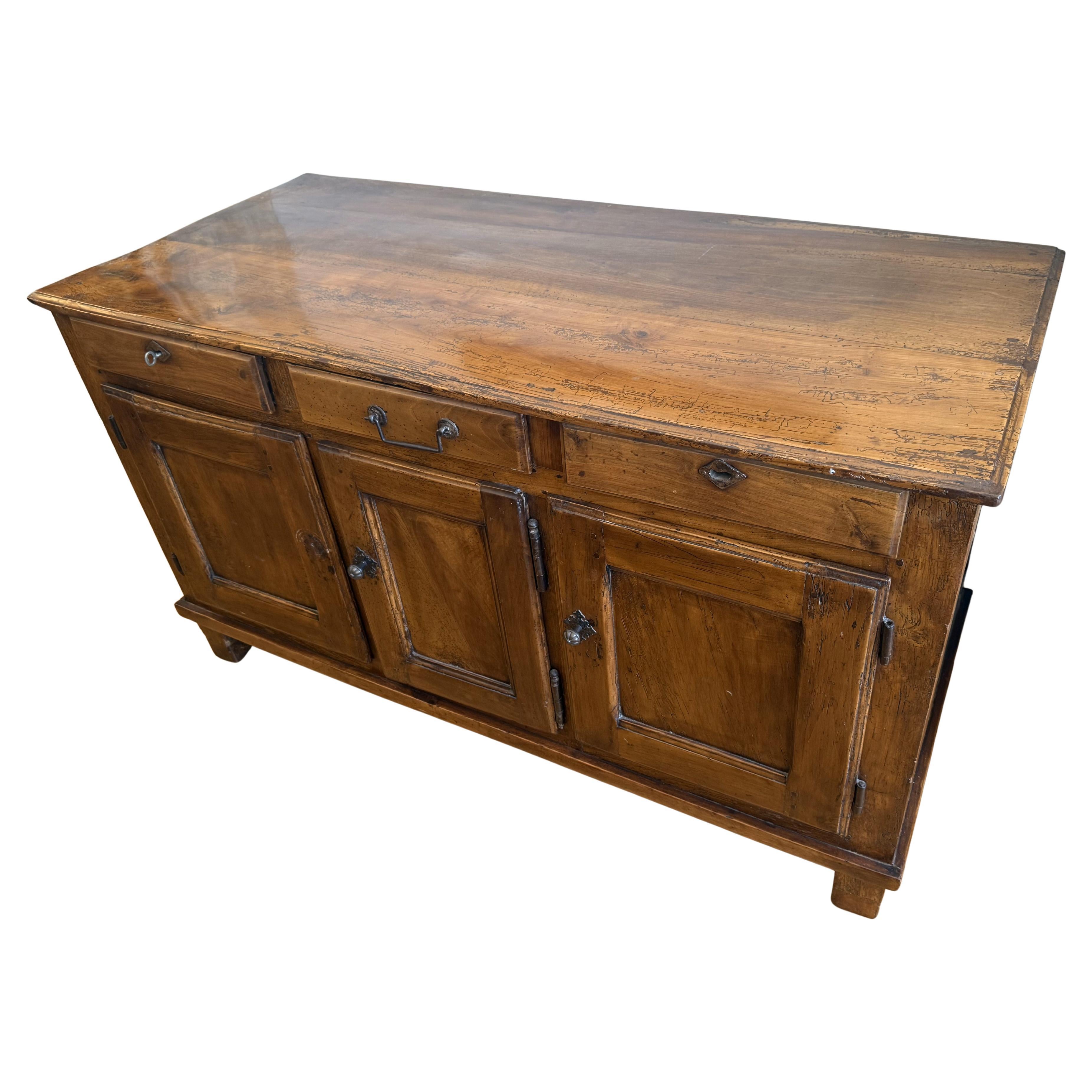 Frühes 19. Jahrhundert Charles X Französisch Provincial Kirsche Wood Enfilade im Angebot