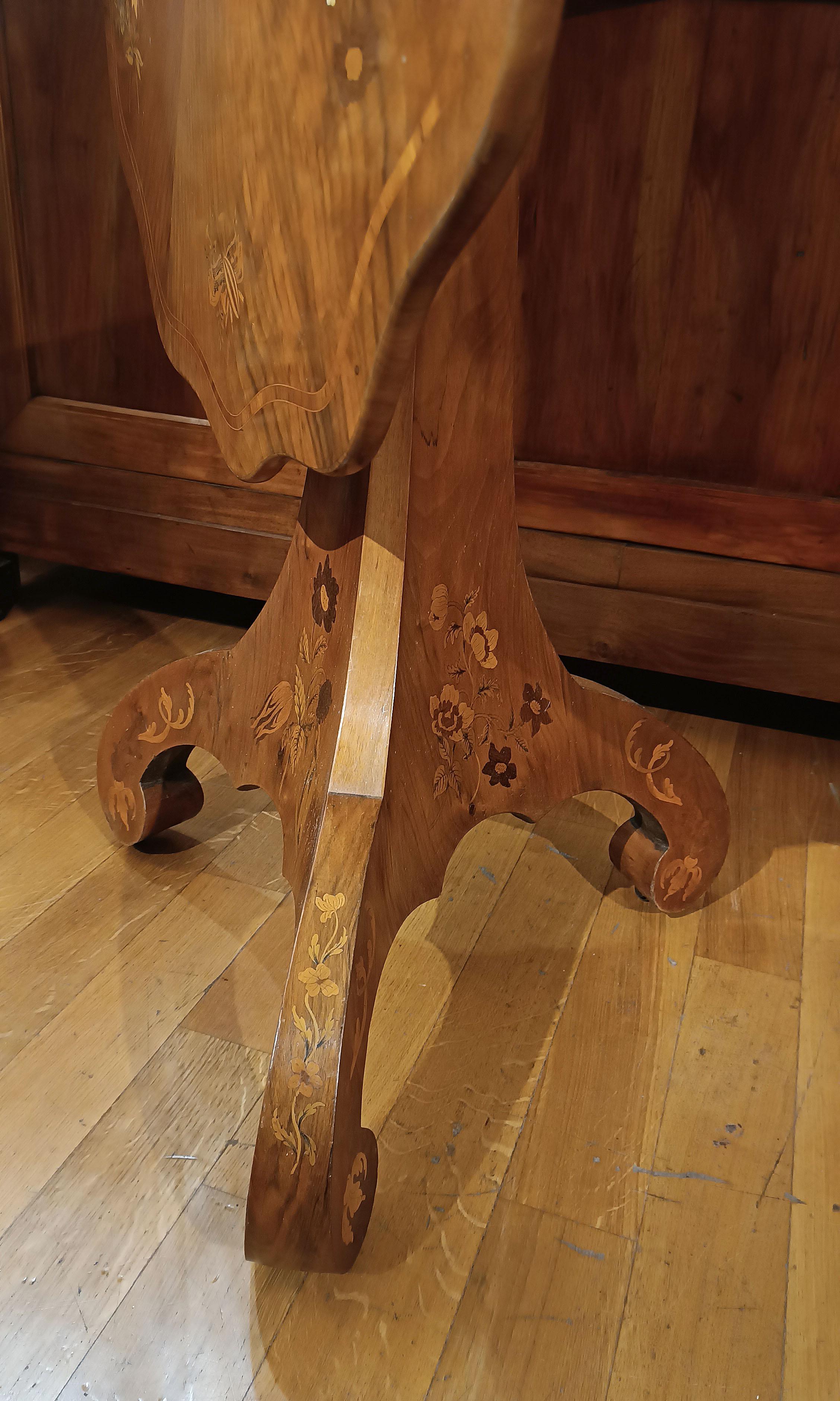 Intagliato a mano EARLY 19th CENTURY CHARLES X INLAID “SAIL” TABLE in vendita