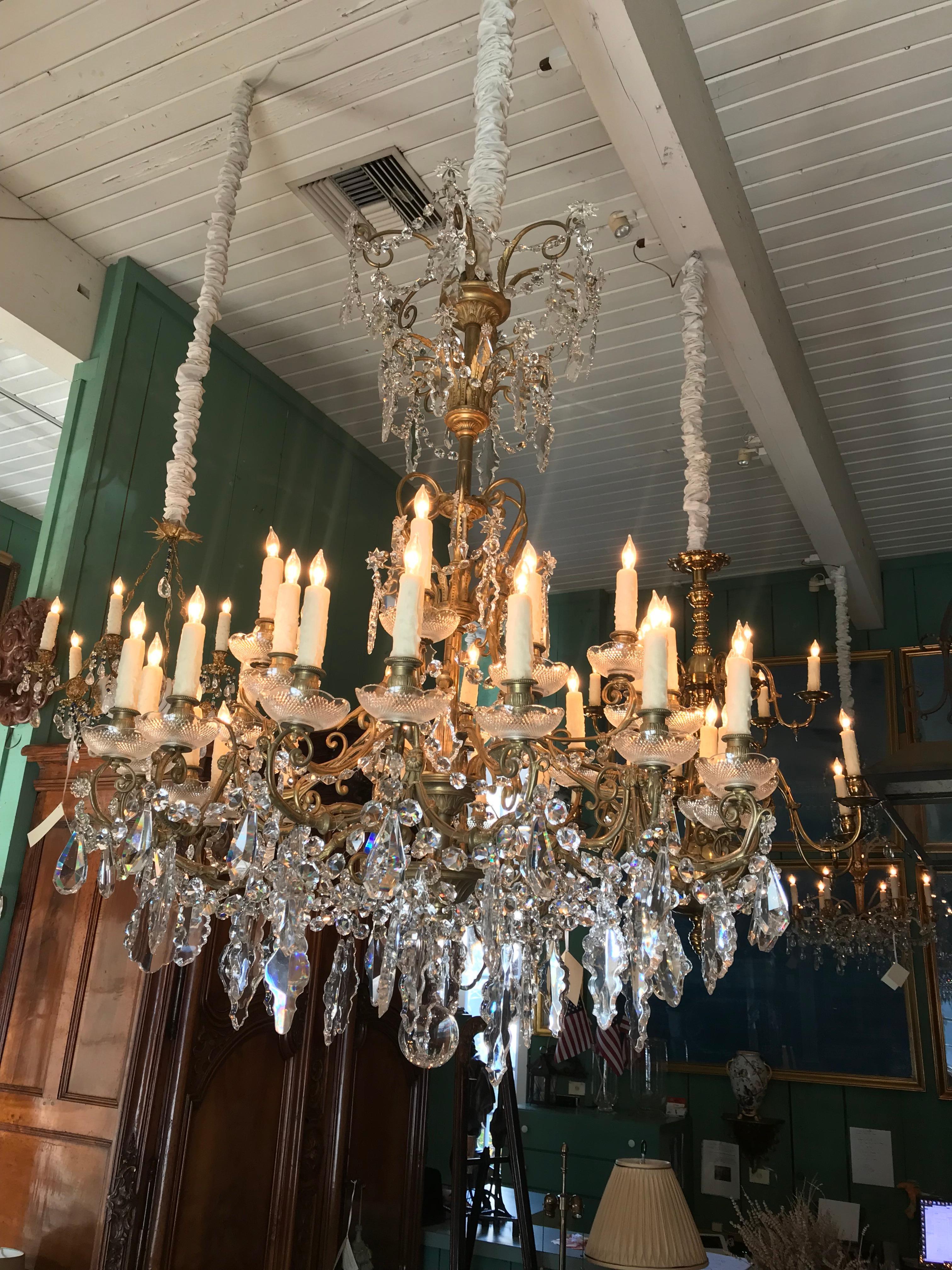 Grande lampadario di cristallo Charles X a 32 luci con pendente a soffitto antico LA CA in vendita 1