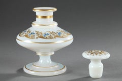 Bottiglia di profumo opalina Charles X del primo Ottocento con decorazione Desvignes