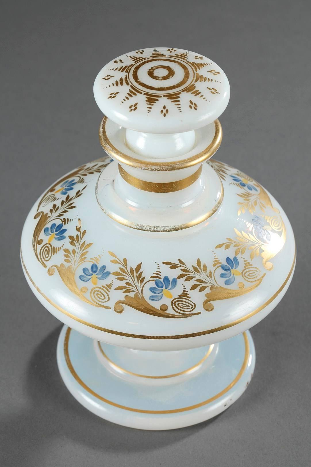 Restauration Flacon de parfum en opaline Charles X du début du XIXe siècle avec décor Desvignes en vente