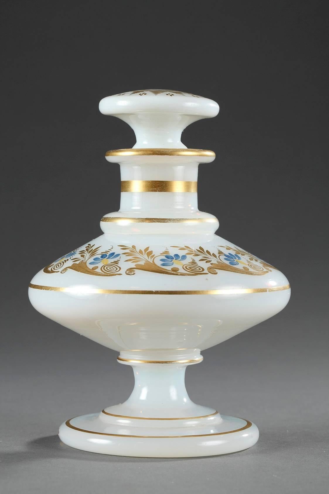 Français Flacon de parfum en opaline Charles X du début du XIXe siècle avec décor Desvignes en vente