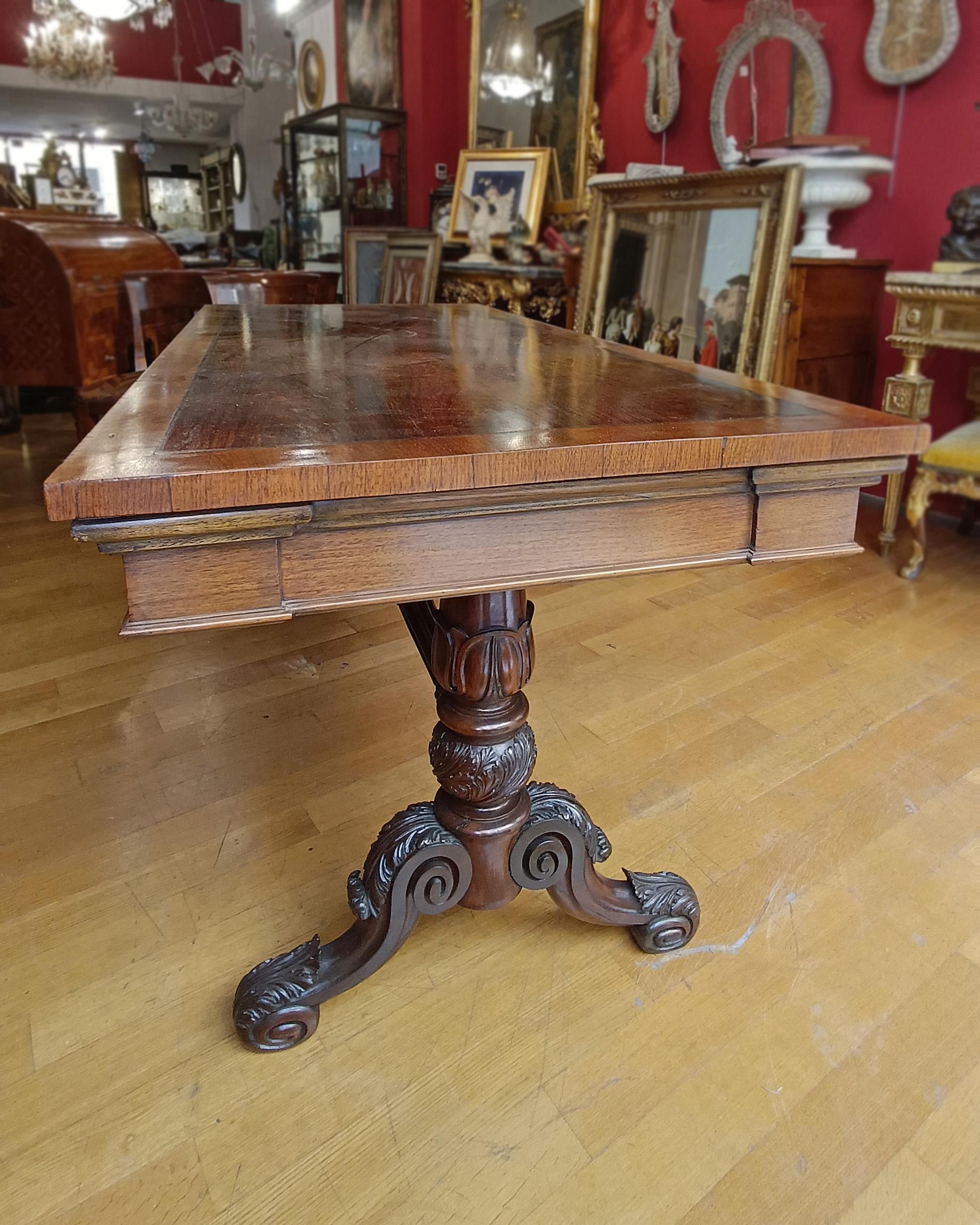 Élégante table à écrire en noyer sculpté et ébonisé, avec un plateau lisse et deux tiroirs en façade sous le plateau, pratiques pour ranger des objets. Les pieds en noyer ébonisé se composent de deux pieds et d'une traverse, richement sculptés et