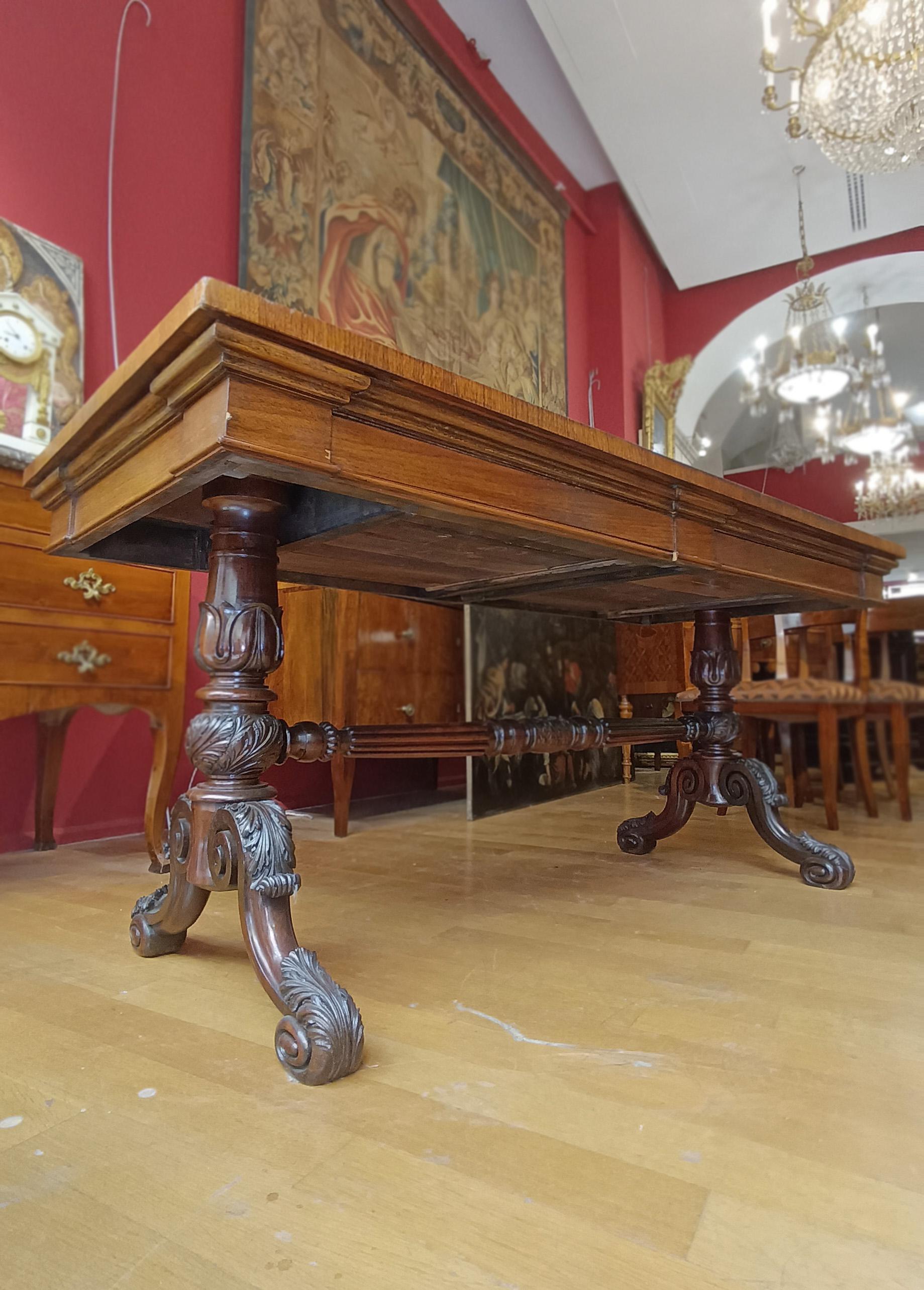 Charles X TABLE D'ÉCRITURE EN NOYER CHARLES X DE LA PREMIÈRE ANNEE DU 19e SIÈCLE en vente