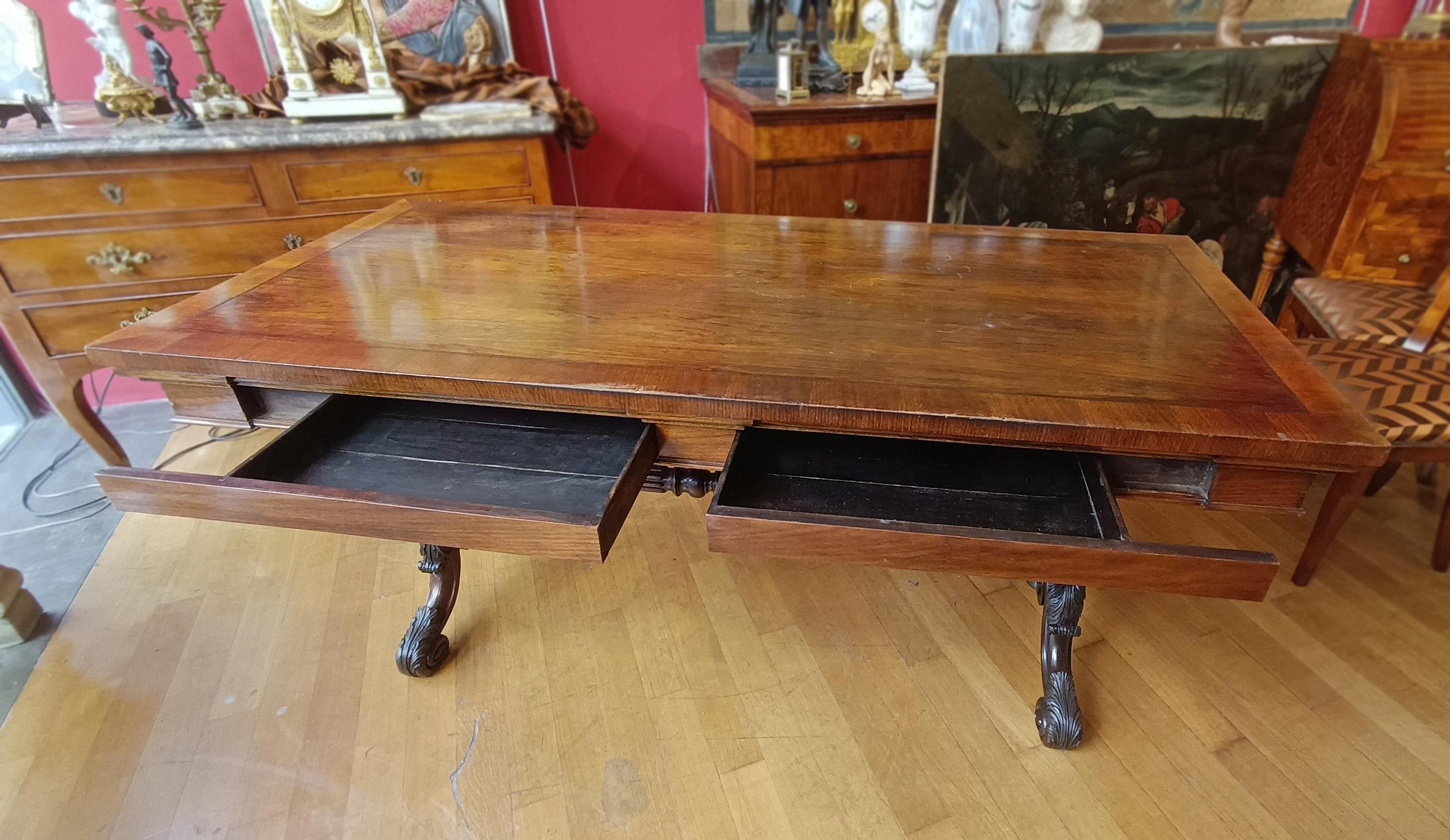 Italian TABLE D'ÉCRITURE EN NOYER CHARLES X DE LA PREMIÈRE ANNEE DU 19e SIÈCLE en vente