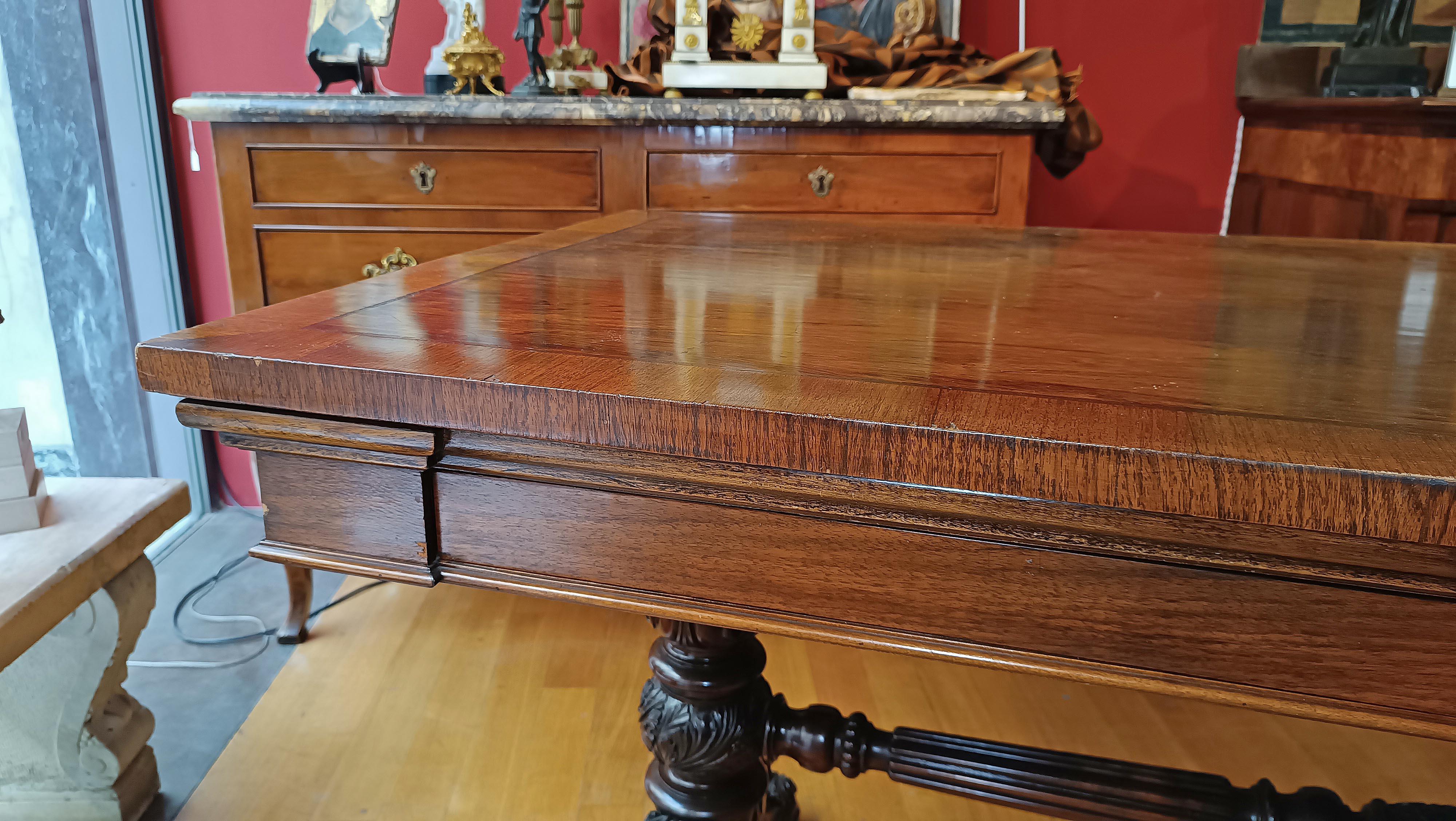 Sculpté à la main TABLE D'ÉCRITURE EN NOYER CHARLES X DE LA PREMIÈRE ANNEE DU 19e SIÈCLE en vente