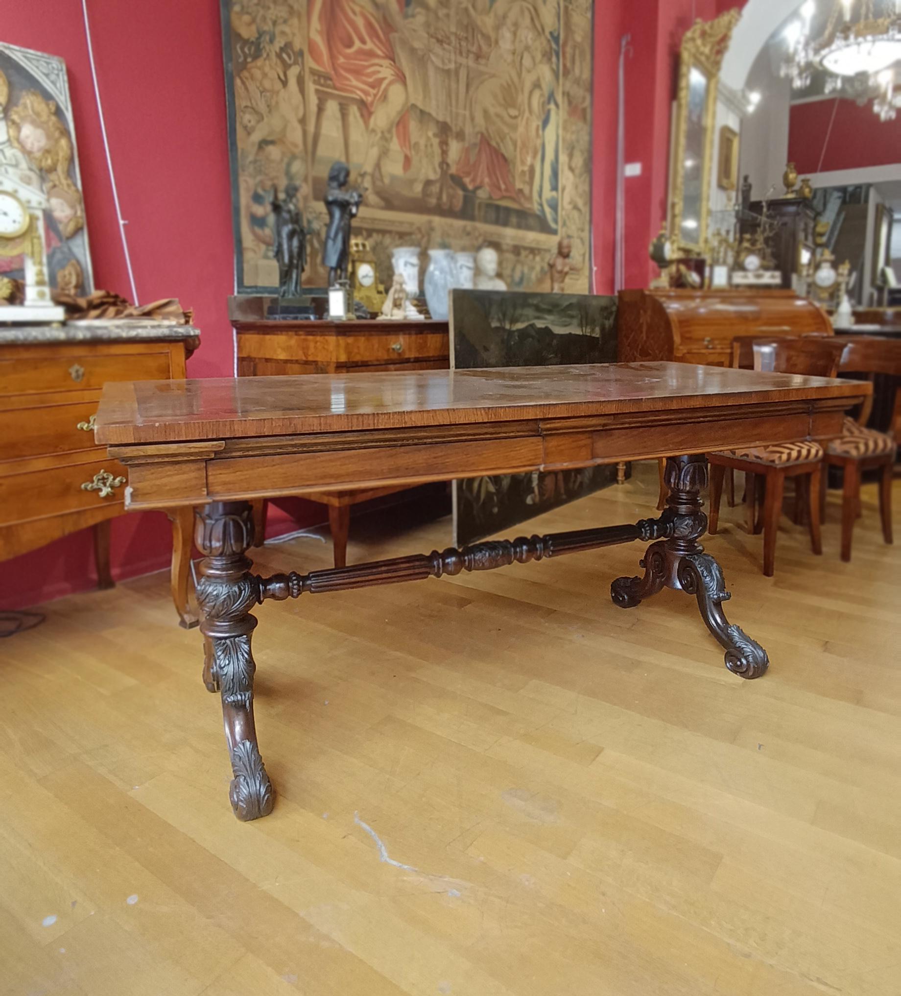 TABLE D'ÉCRITURE EN NOYER CHARLES X DE LA PREMIÈRE ANNEE DU 19e SIÈCLE en vente 1