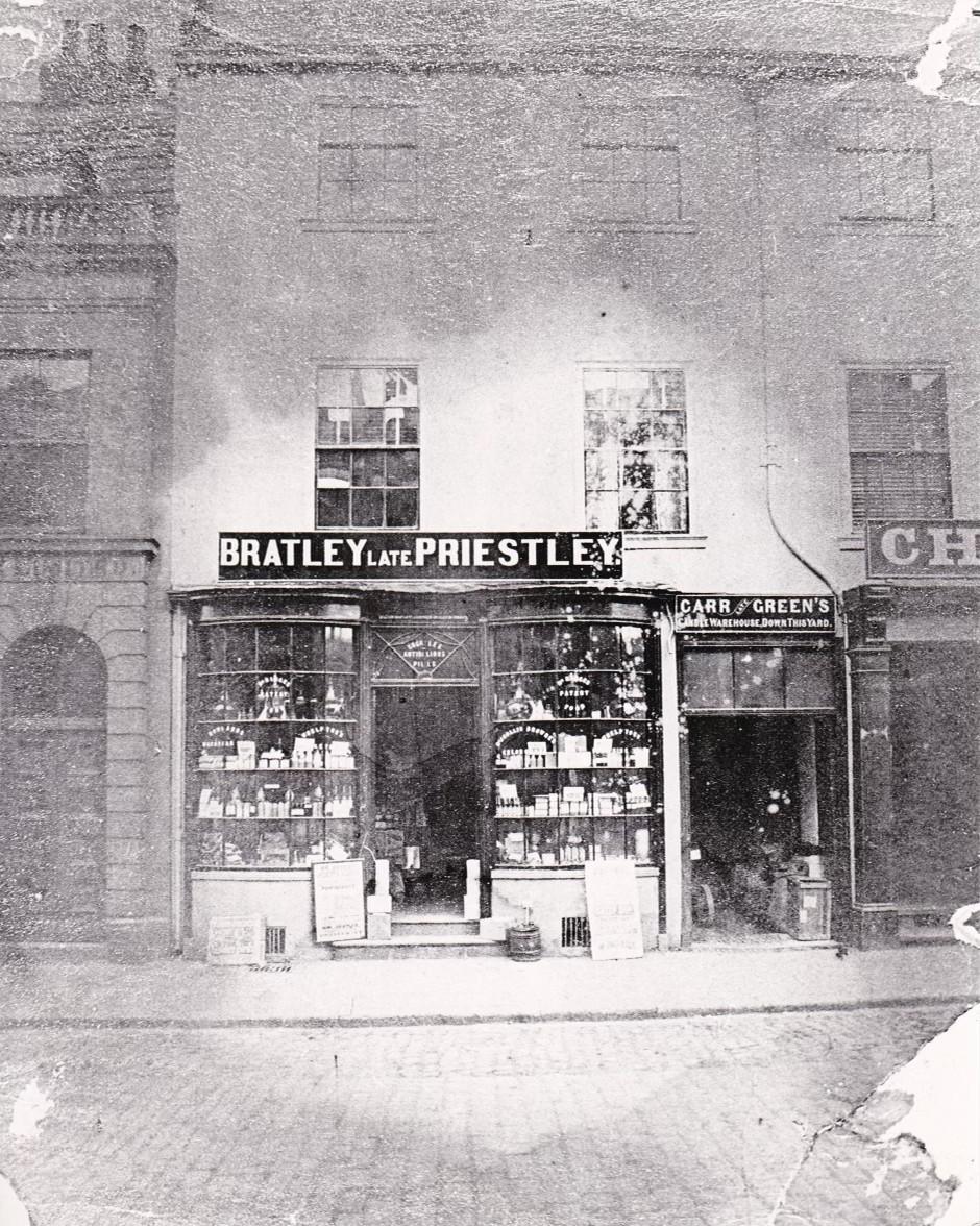 Tiroirs d'apothicaire à pharmacie pour médicaments chimiques Bratley Pontefract du début du XIXe siècle Bon état - En vente à Lowestoft, GB