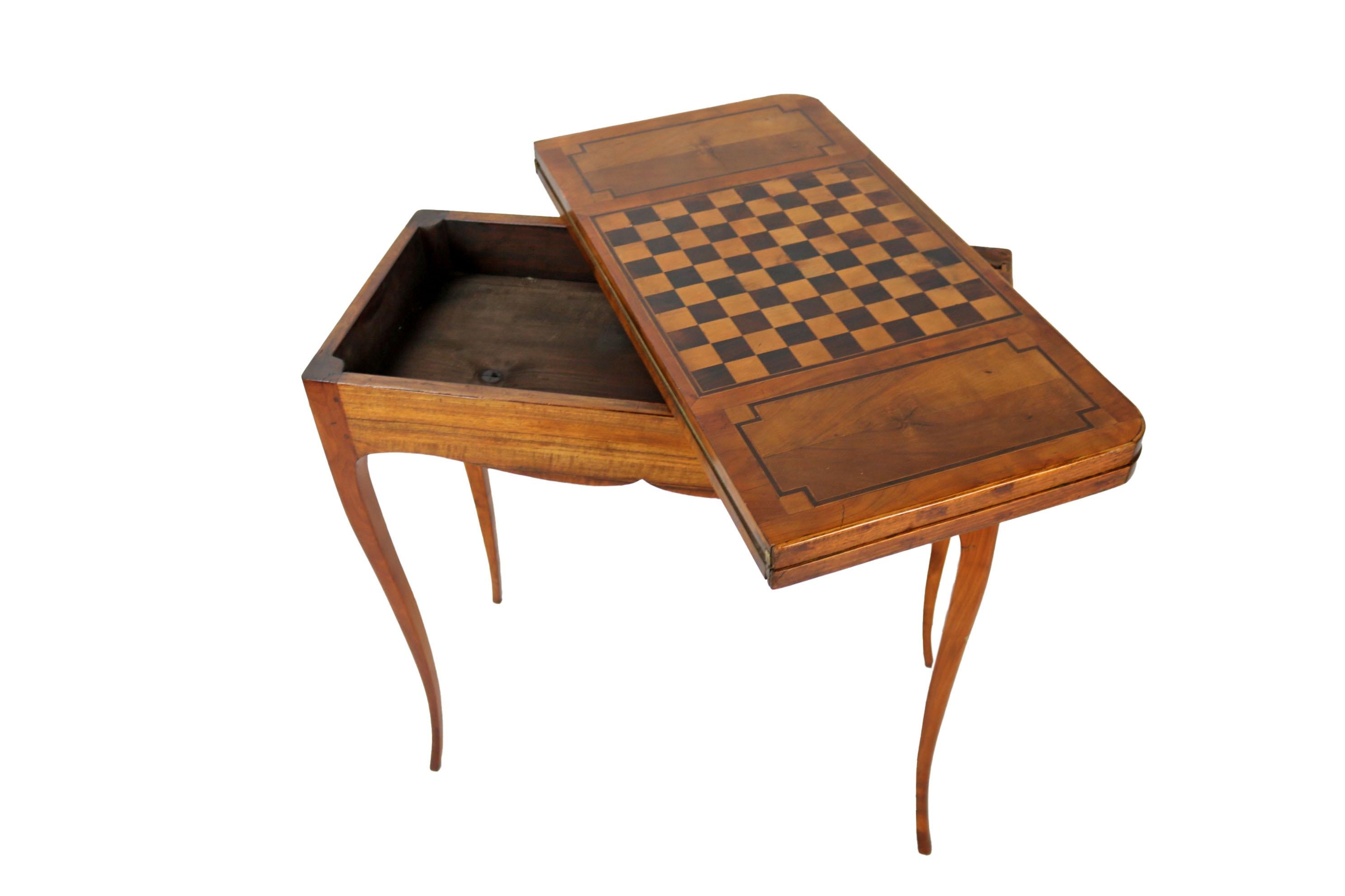 Early 19th Century Cherry And Walnut Card Table In Good Condition For Sale In Lučenec, SK