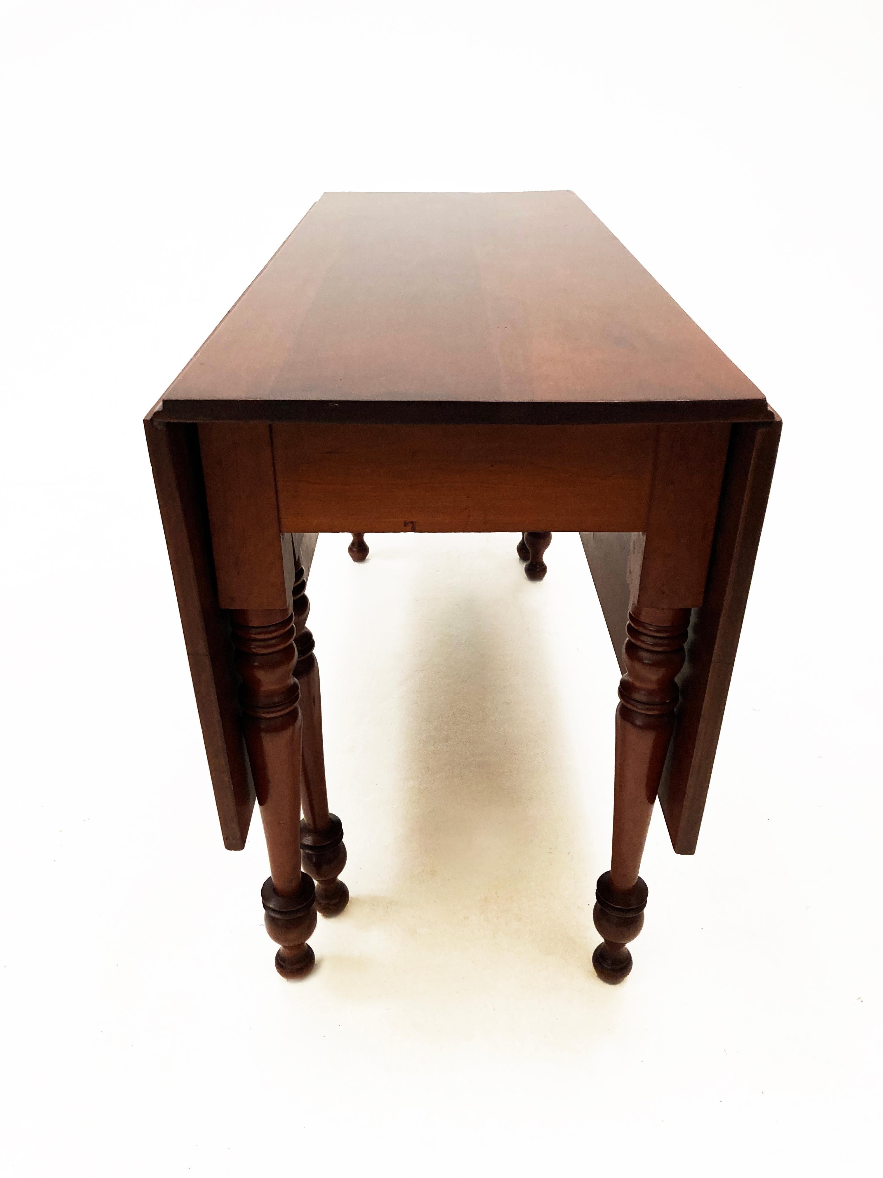 Federal Early 19th Century Cherry Hand-Planed Gate-Legged, Drop Leaf Dining Table For Sale