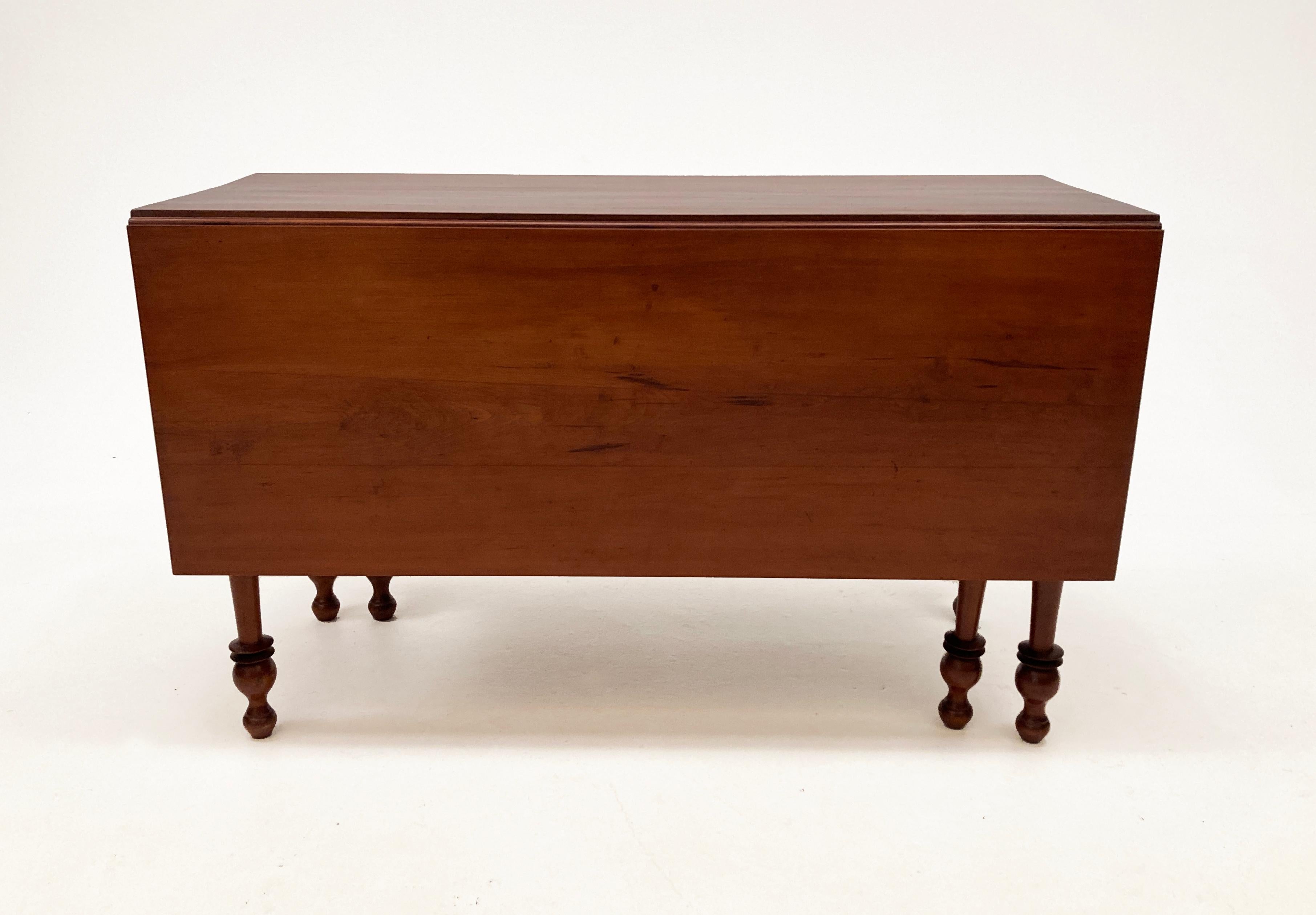 American Early 19th Century Cherry Hand-Planed Gate-Legged, Drop Leaf Dining Table For Sale