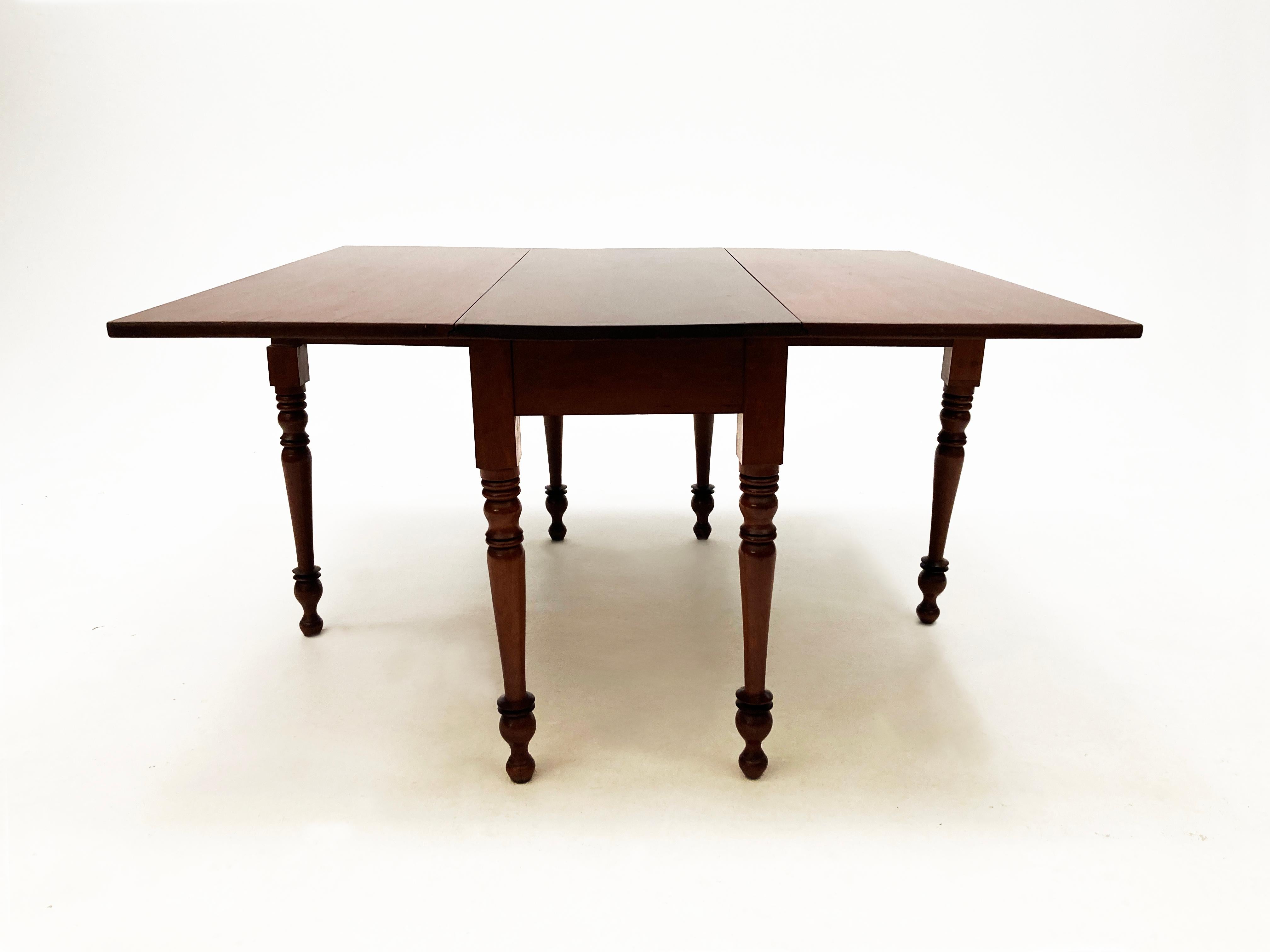Hand-Crafted Early 19th Century Cherry Hand-Planed Gate-Legged, Drop Leaf Dining Table For Sale