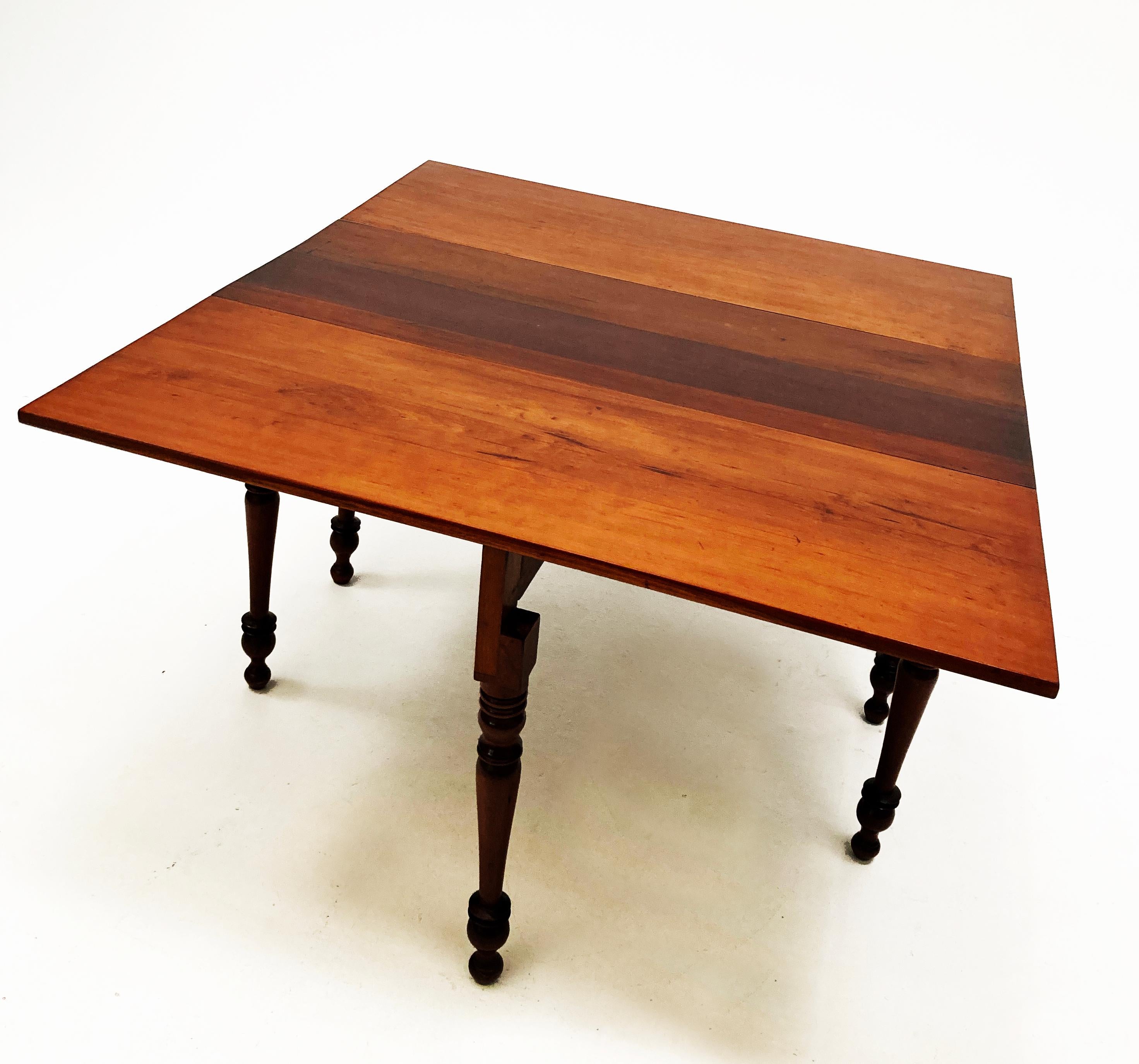 Early 19th Century Cherry Hand-Planed Gate-Legged, Drop Leaf Dining Table In Good Condition For Sale In Louisville, KY