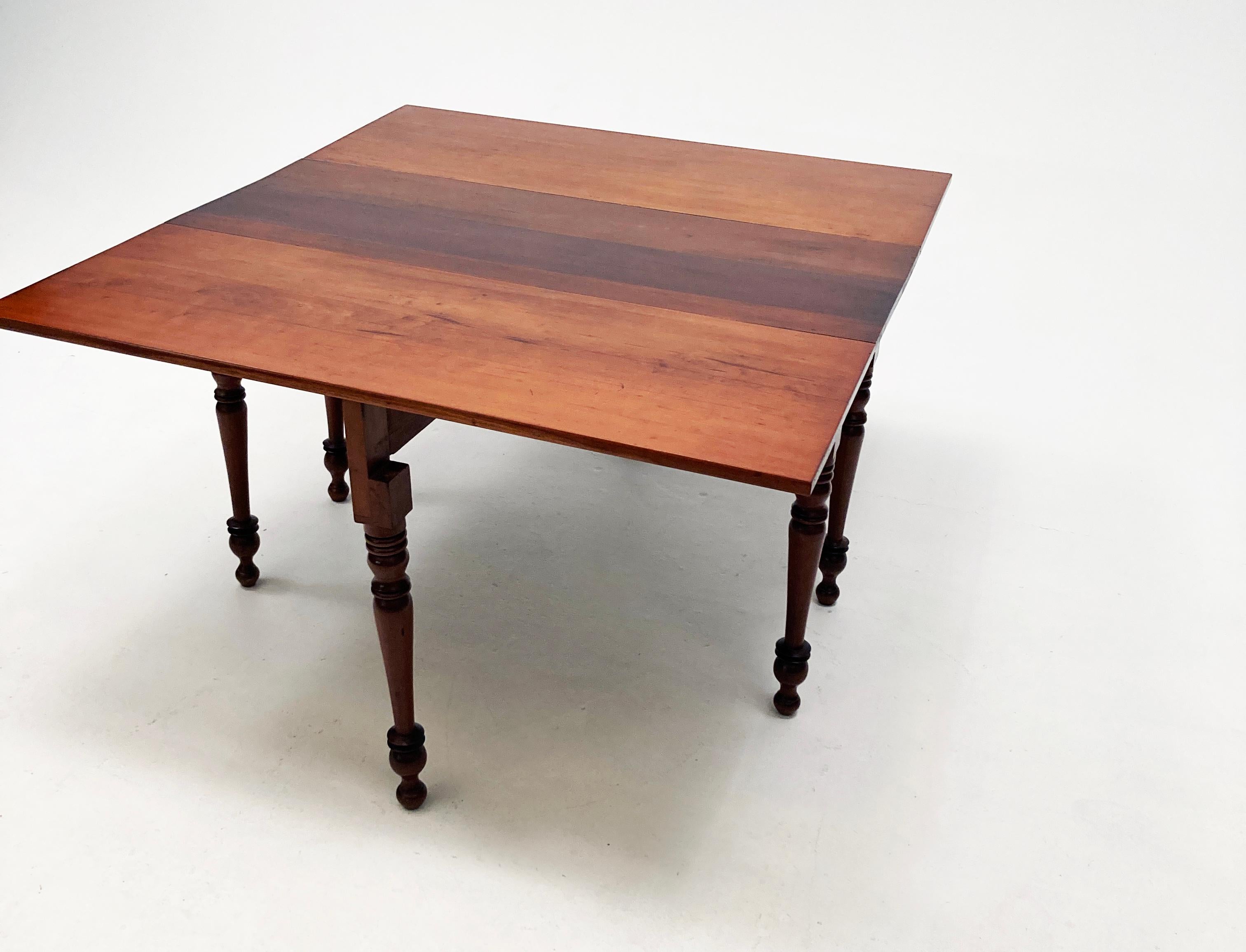 Early 19th Century Cherry Hand-Planed Gate-Legged, Drop Leaf Dining Table For Sale 1