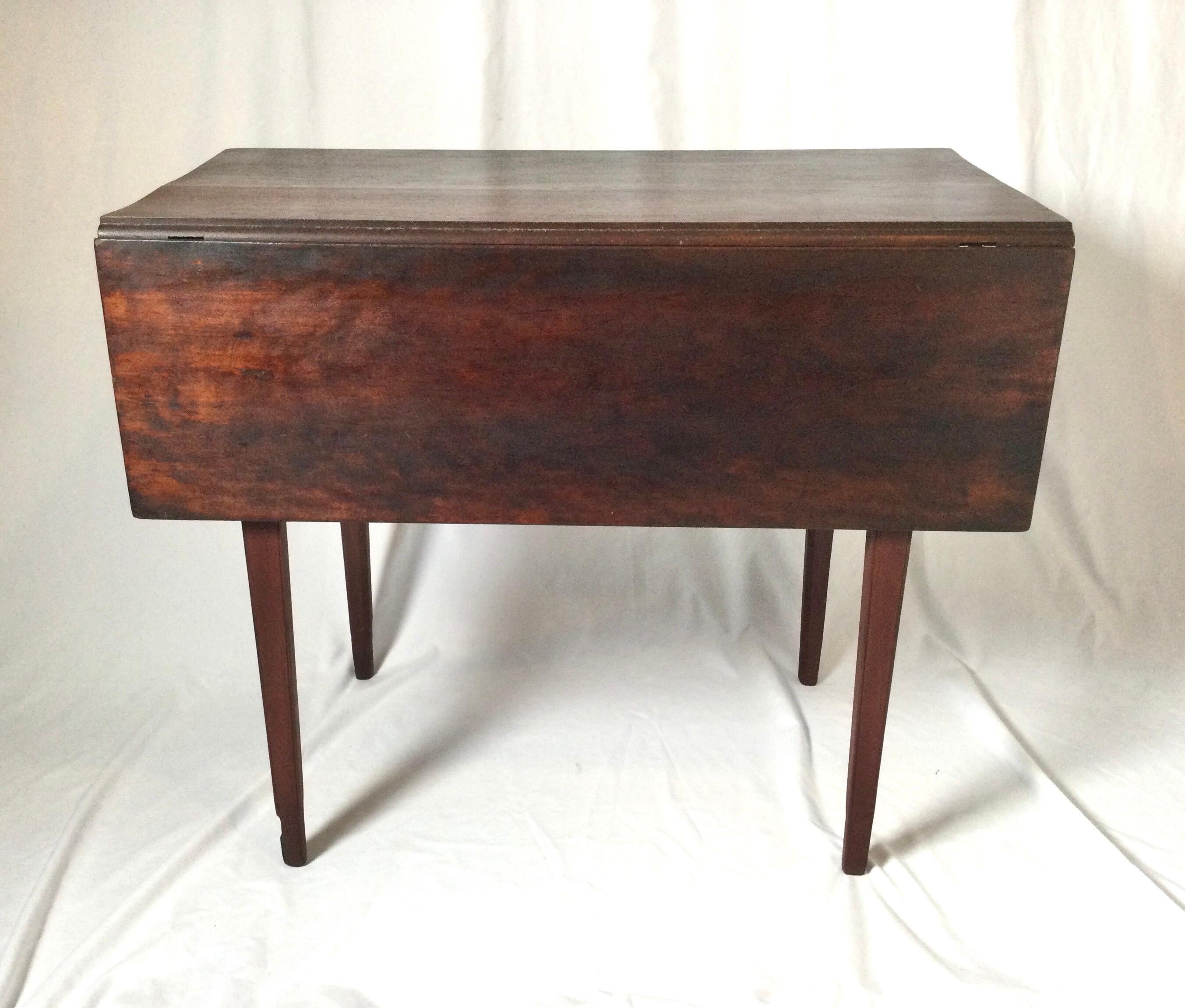 Early 19th Century Cherry Pembroke Drop Leaf Table In Good Condition For Sale In Lambertville, NJ