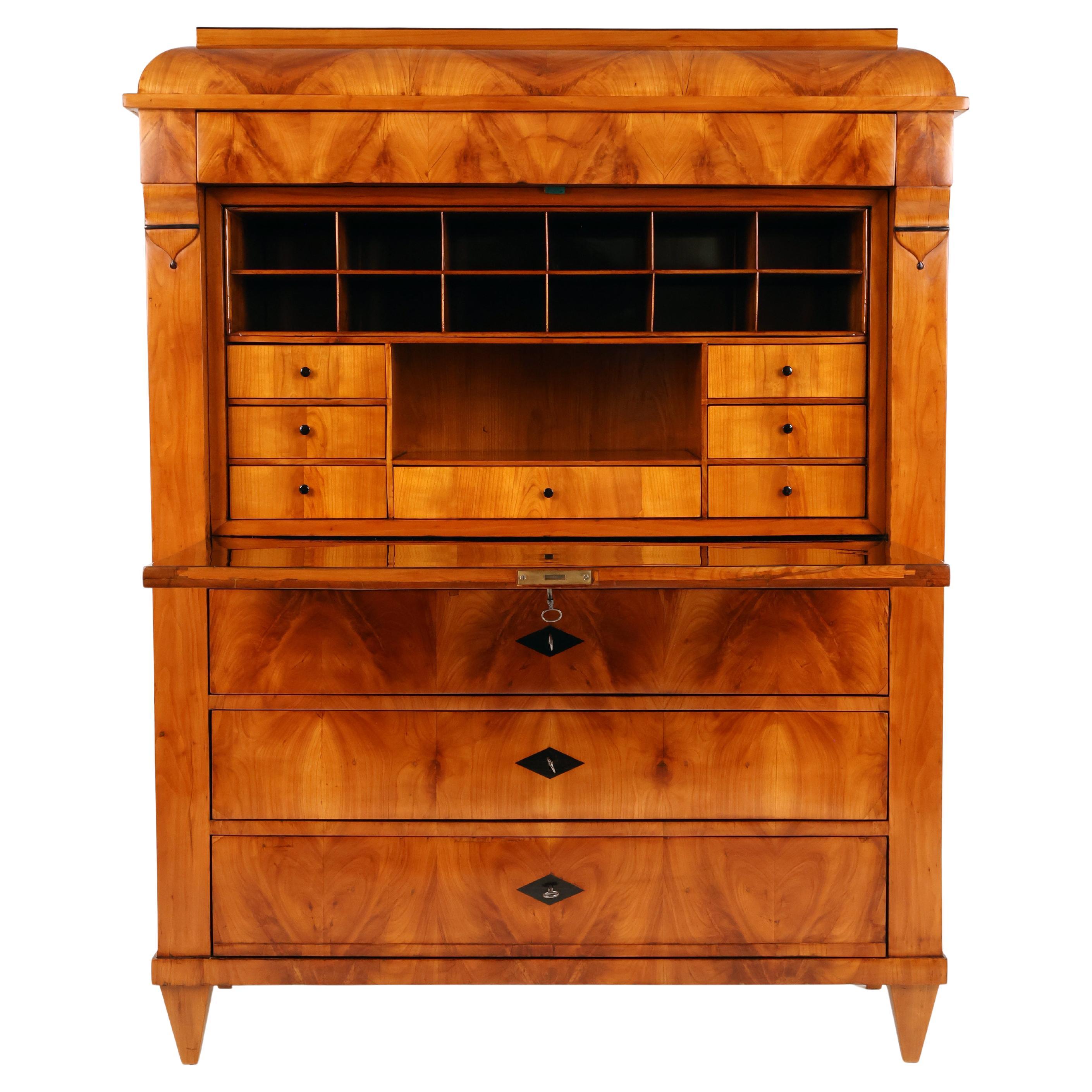 Secretaire in ciliegio dell'inizio del XIX secolo