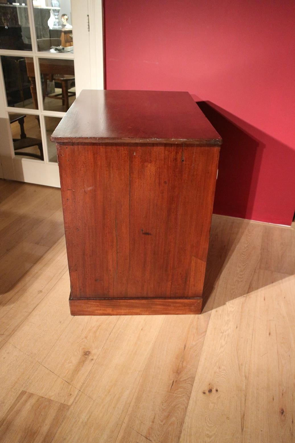 Early 19th Century Chest of Drawers For Sale 4