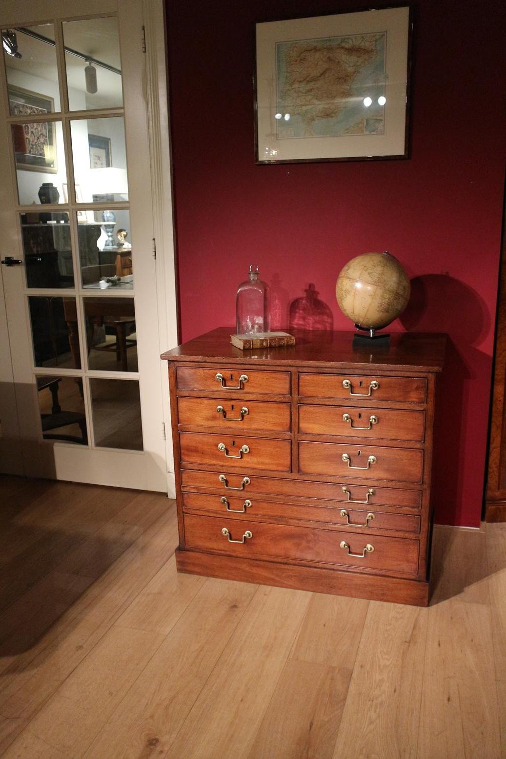 Early 19th Century Chest of Drawers For Sale 6