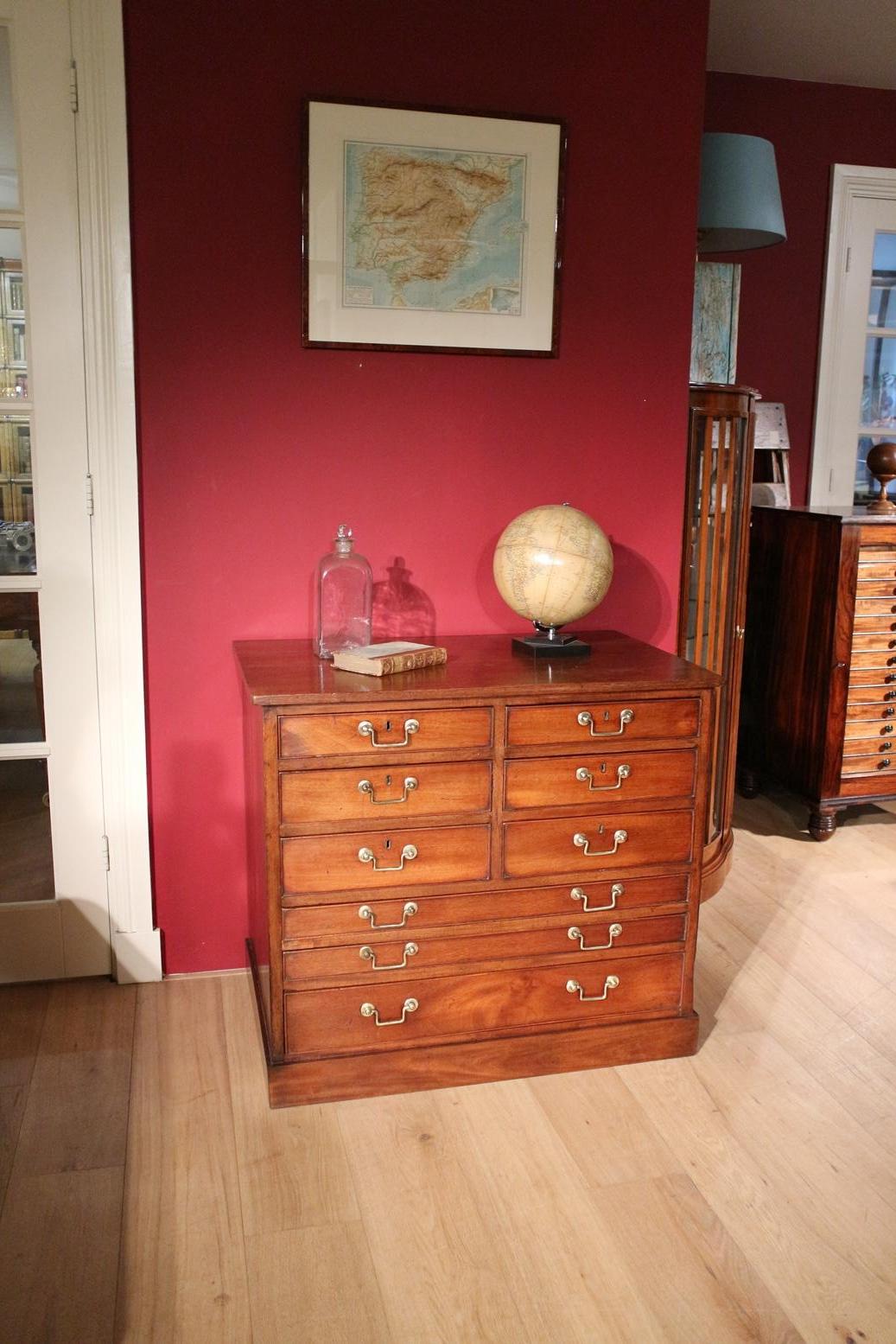 Early 19th Century Chest of Drawers For Sale 7