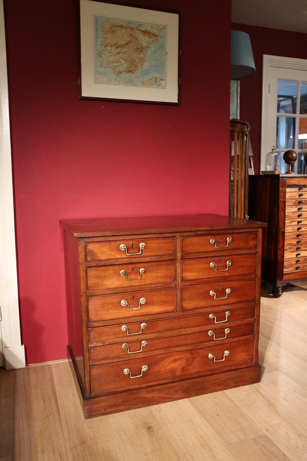 Antique mahogany chest of drawers with interesting drawer configuration. Beautiful aged patina. Special chest of drawers.

Origin: England
Period: Approx. 1830
Size: 90cm x 56cm x H.80cm.