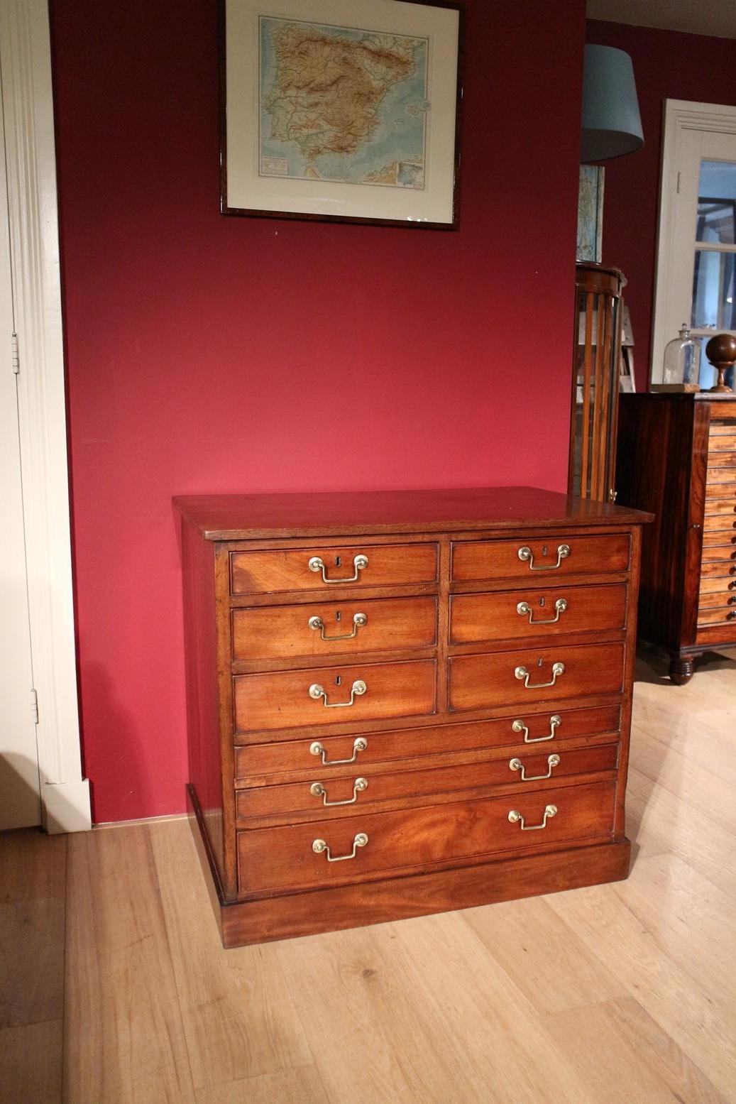 English Early 19th Century Chest of Drawers For Sale