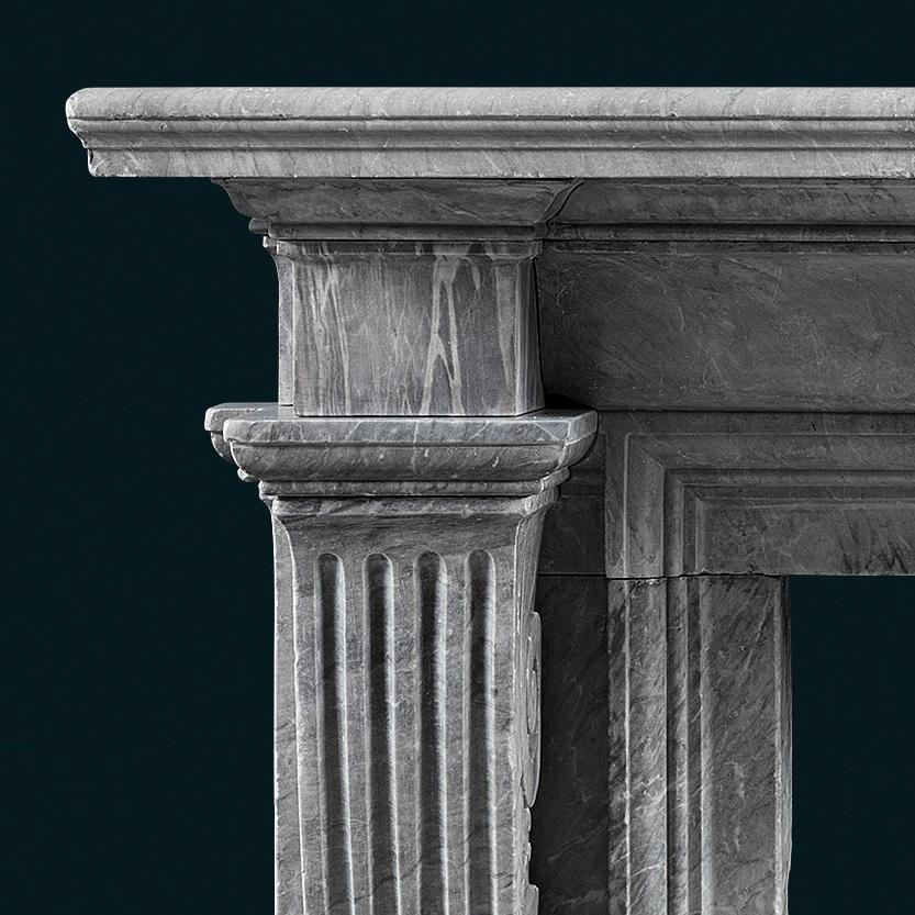 Georgien Cheminée du début du XIXe siècle en marbre italien Bardiglio Imperiale en vente