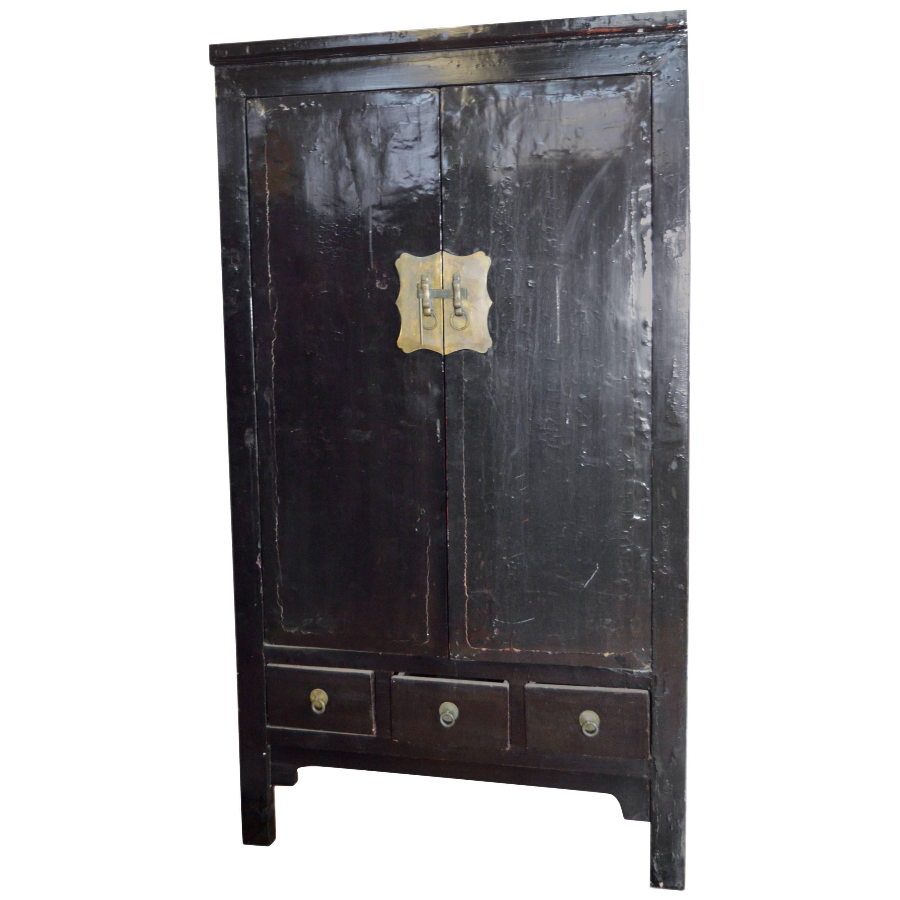 Early 19th Century Chinese Black Lacquered Wardrobe with Drawers and Shelves