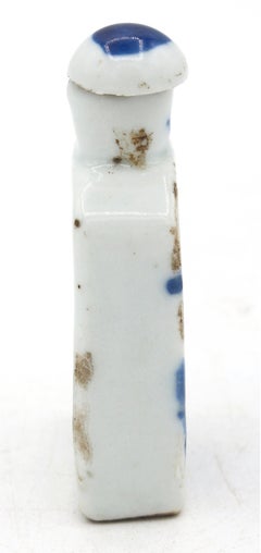 Snuff bottle cinese blu e bianca dell'inizio del XIX secolo
