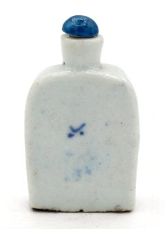 Snuff bottle cinese blu e bianca dell'inizio del XIX secolo